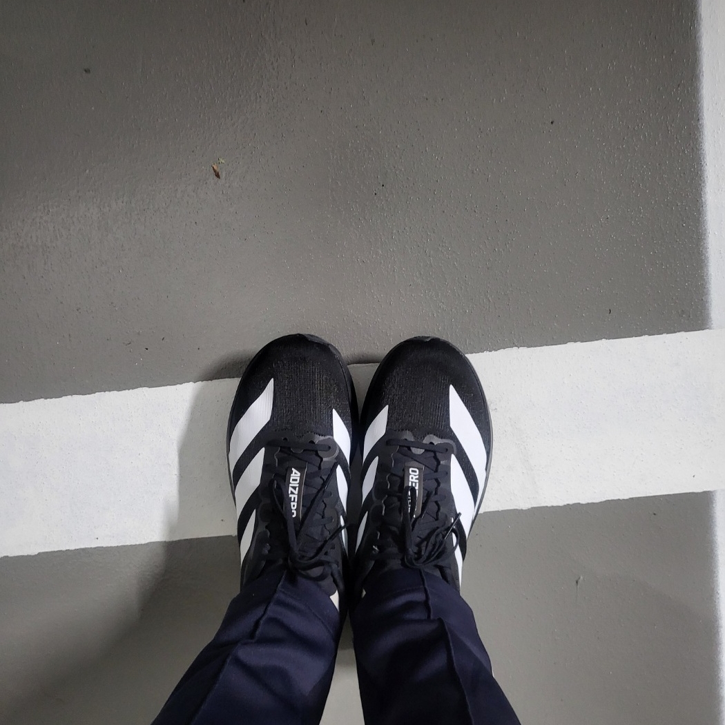 Adidas Adizero EVO SL Core Black Cloud White 착용 스타일
