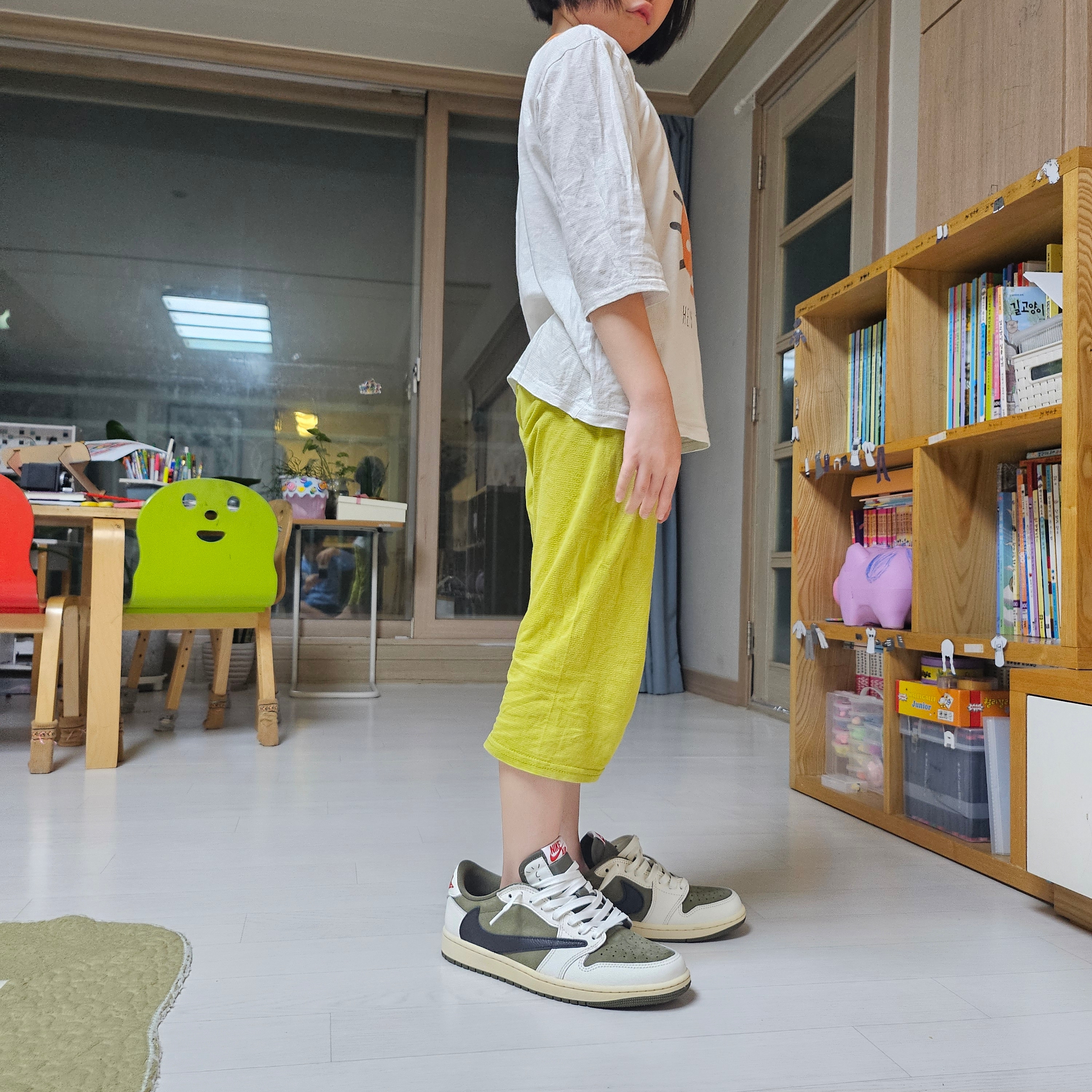 Jordan 1 x Travis Scott Retro Low OG SP Reverse Olive 착용 스타일