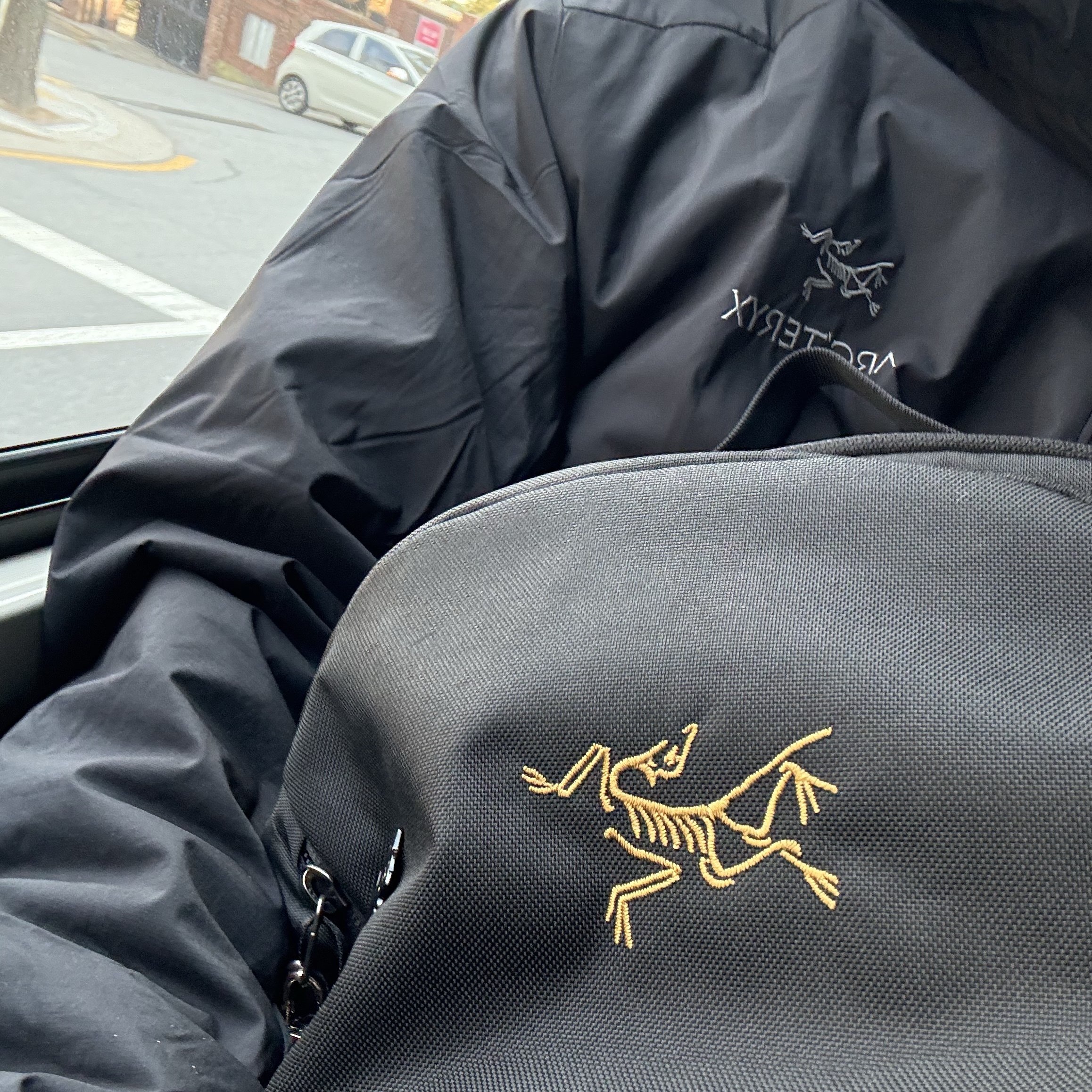 Arc'teryx Atom Hoody Black, Arc'teryx Mantis 26 Backpack Black 착용 스타일