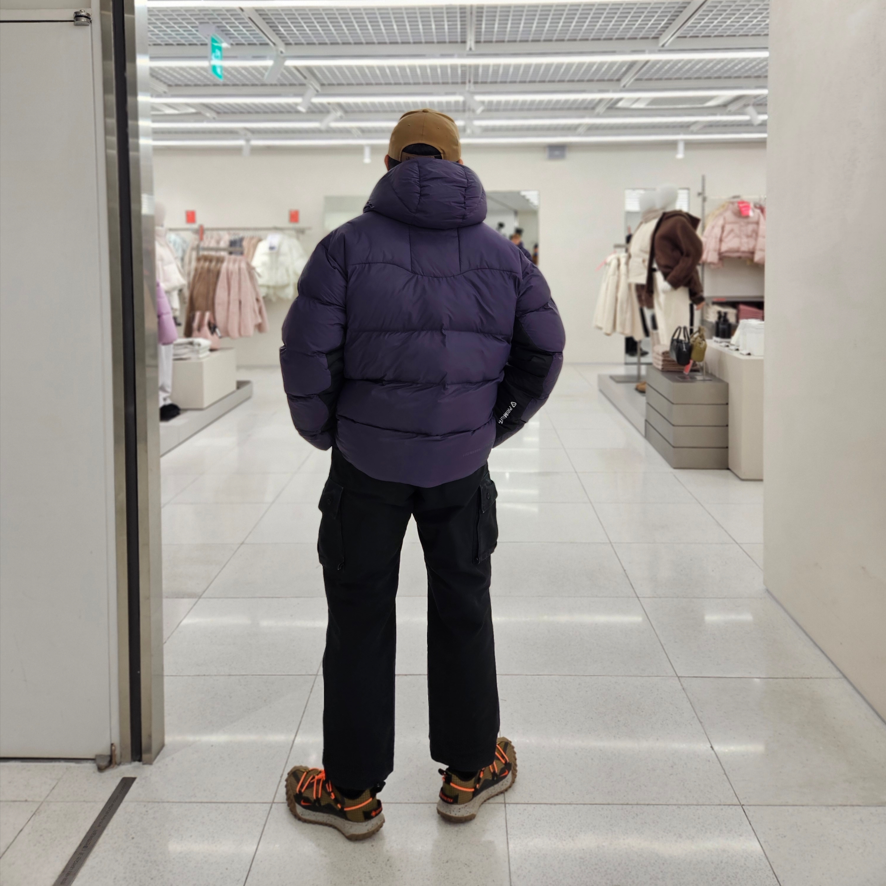 Nike ACG Therma-Fit ADV Lunar Lake Loose Hooded Jacket Dark Raisin Black - Asia, Nike ACG Mountain Fly Low Gore-Tex SE Hazel Rush 착용 스타일 - 6
