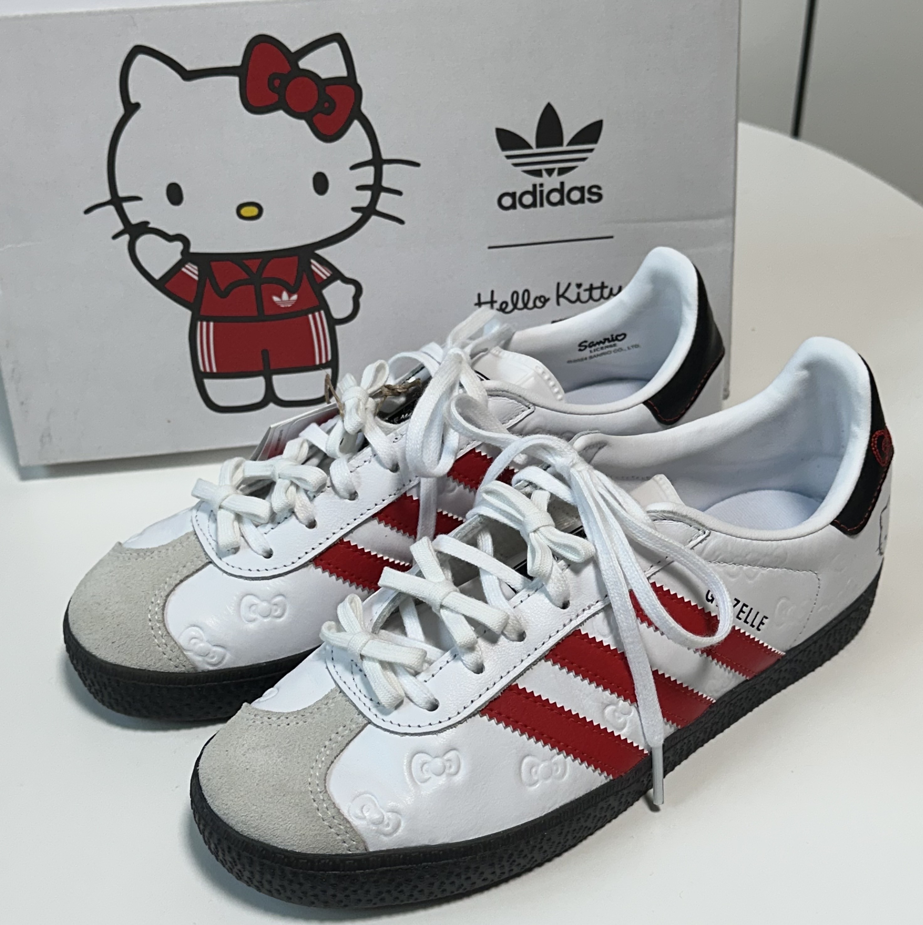 (J) Adidas x Hello Kitty Gazelle Cloud White Red 착용 스타일 - 1