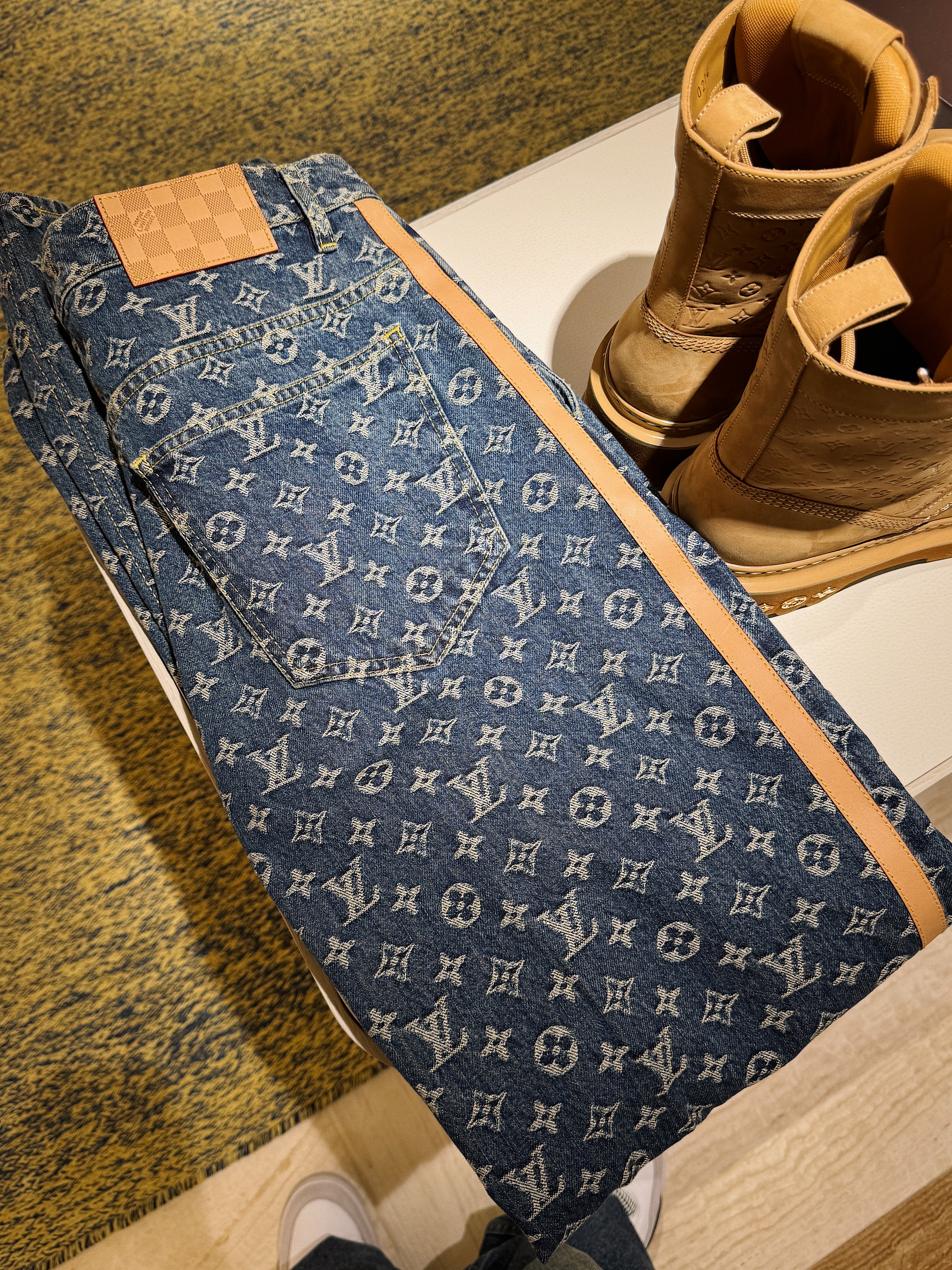 Chrome Hearts Cross Leather Patch Cashmere Beanie Black, Louis Vuitton LV Trainer Maxi Sneakers Grey 착용 스타일 - 8