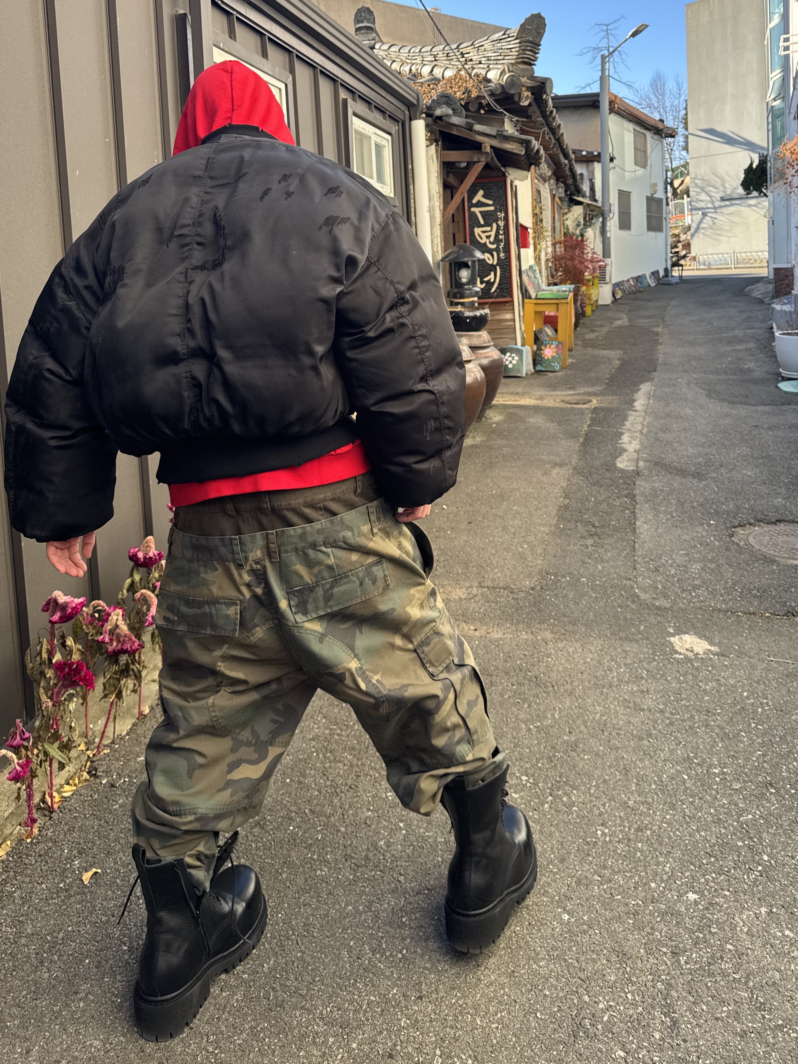 Balenciaga Stomper Bootie Black, Project G/R Reversible Puffer Bomber Jacket Black 착용 스타일 - 3