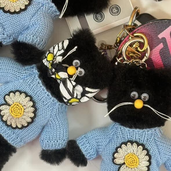Monamhee x Peaceminusone Daihee Plush Keyring 착용 스타일