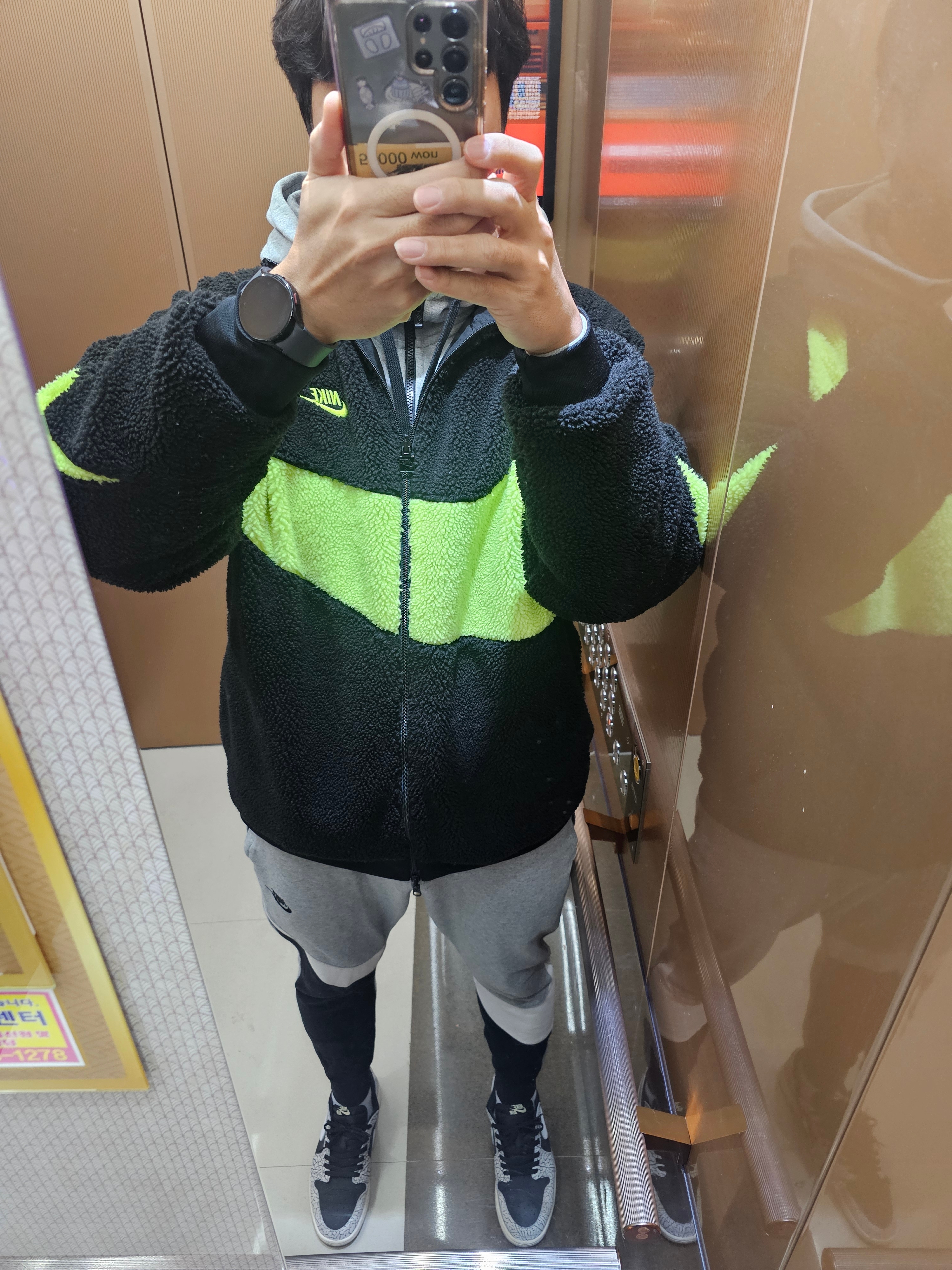 Nike Big Swoosh Full Zip Jacket Black Volt, Nike NSW Everyday Essential Crew Socks White University Red (3 Pack/Korean Ver.) 착용 스타일