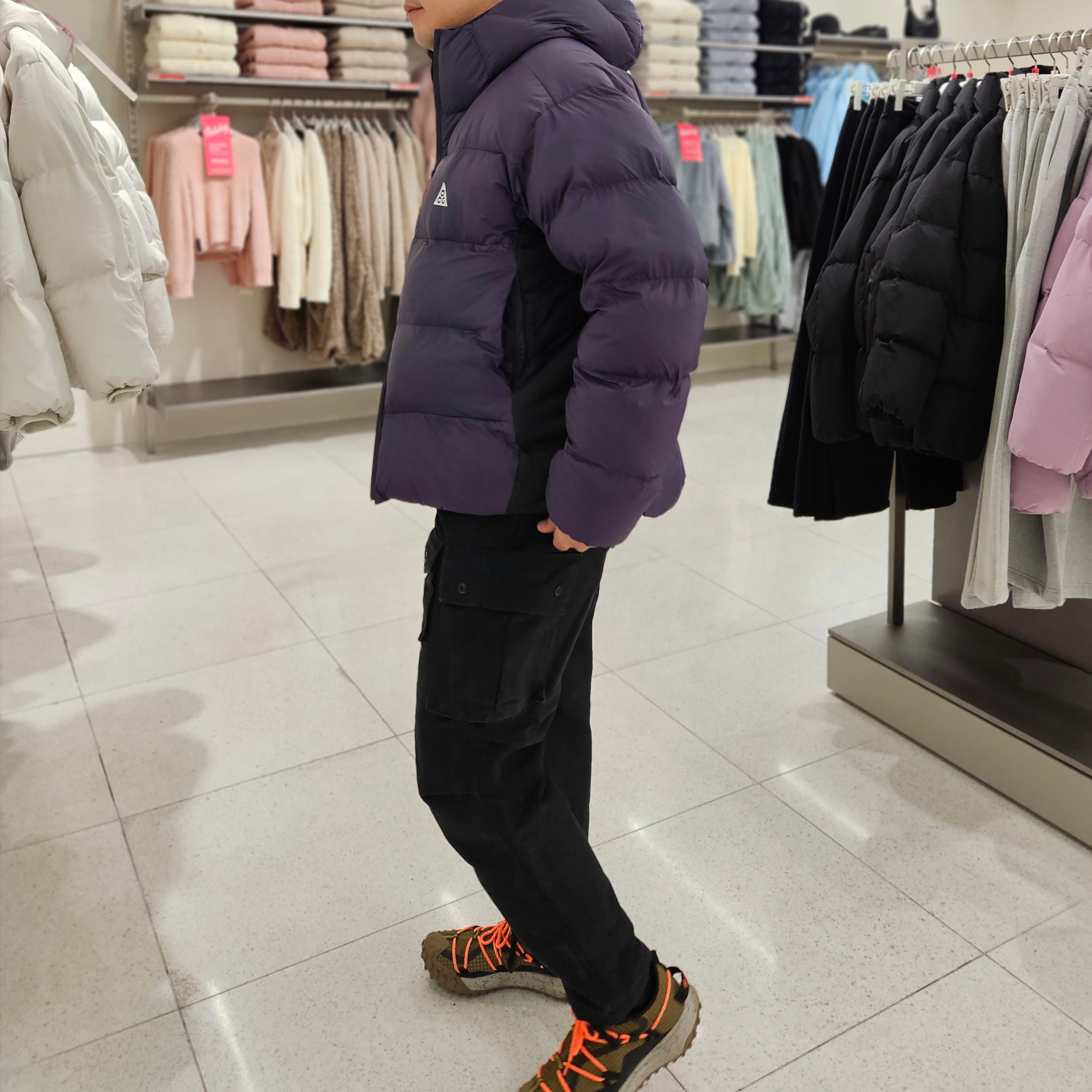 Nike ACG Therma-Fit ADV Lunar Lake Loose Hooded Jacket Dark Raisin Black - Asia, Nike ACG Mountain Fly Low Gore-Tex SE Hazel Rush 착용 스타일 - 3