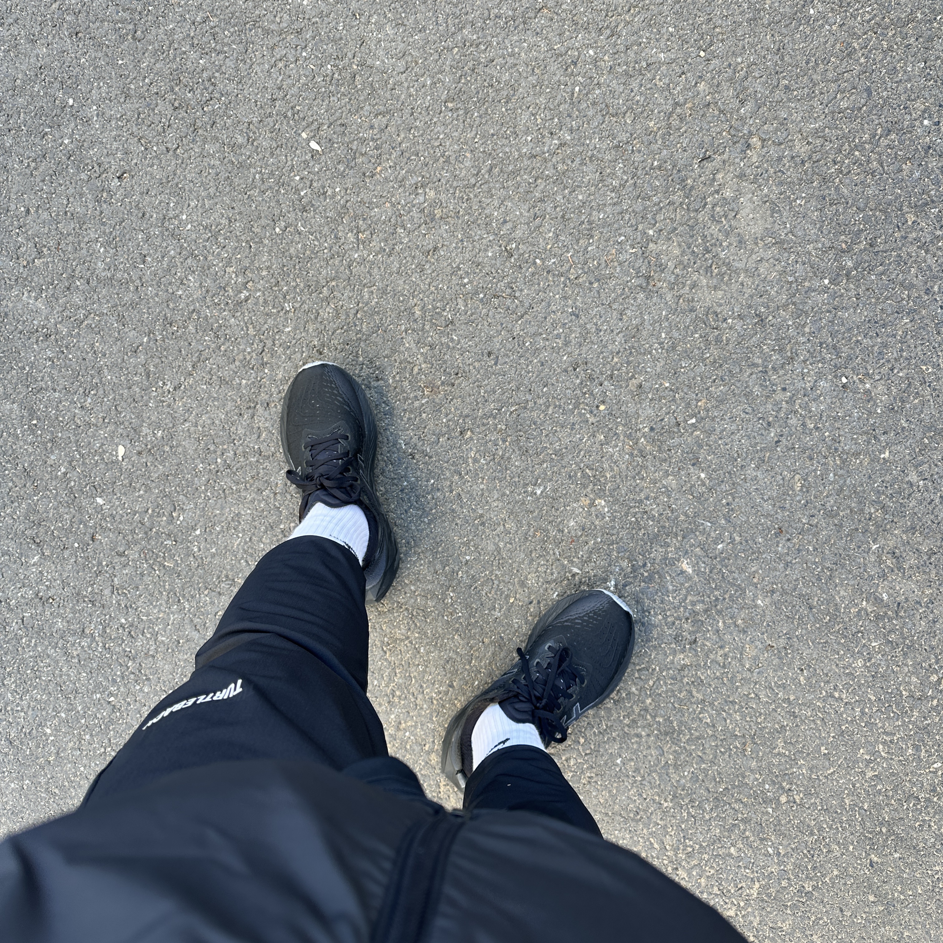 Asics Novablast 4 Black Graphite Grey 착용 스타일