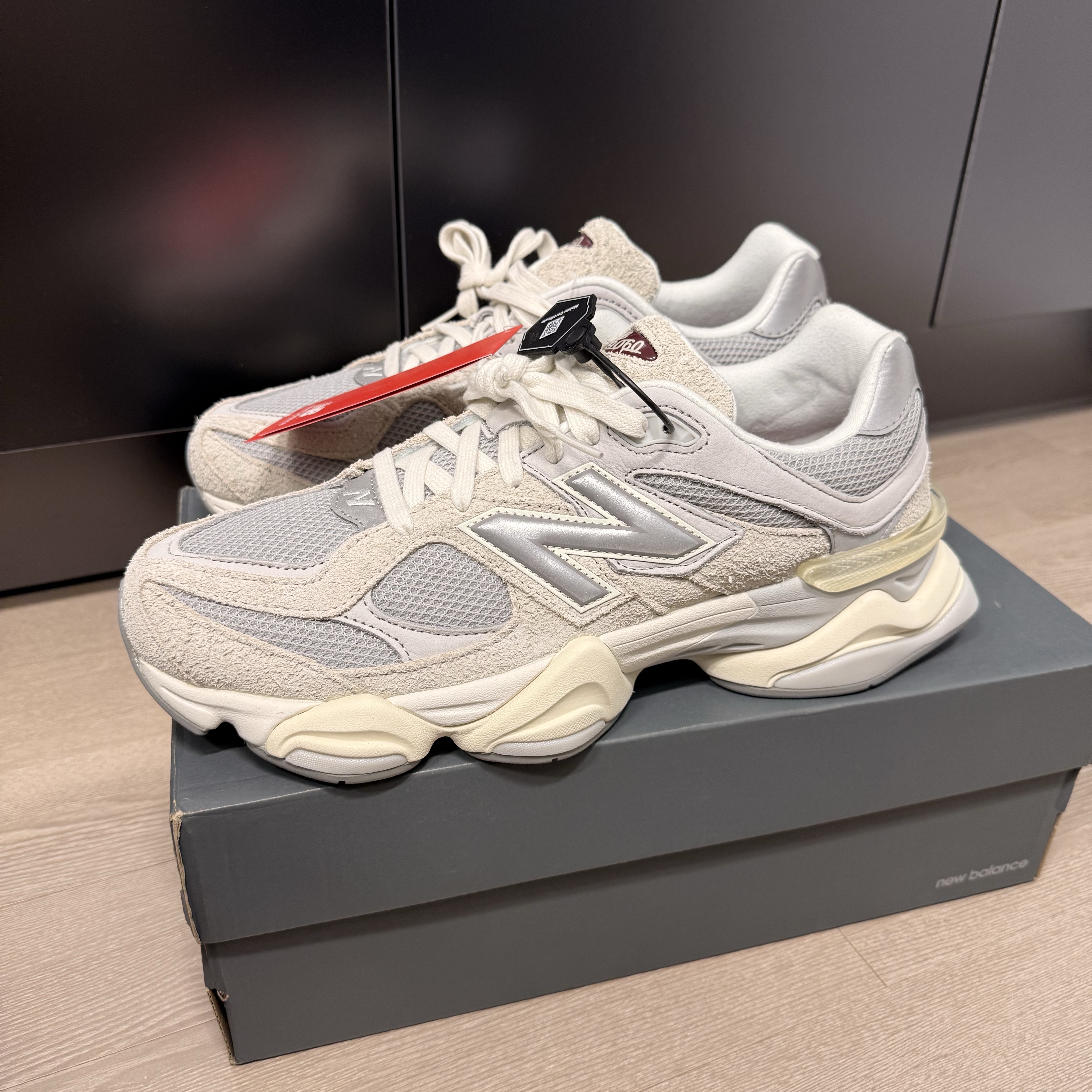 New Balance 9060 Lunar New Year Timberwolf Rain Cloud 착용 스타일
