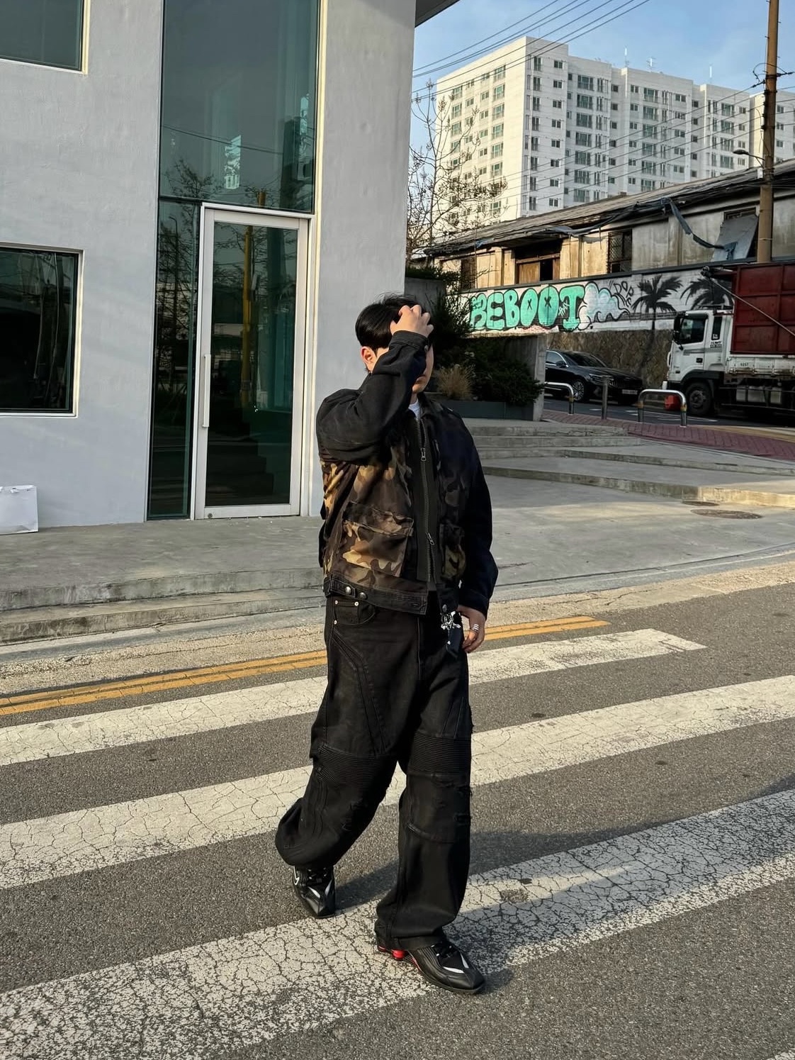 [KREAM 단독] ADSB Andersson Bell Camouflage Zip-Up Denim Jacket Black, Nike x Martine Rose Shox MR4 Black 착용 스타일