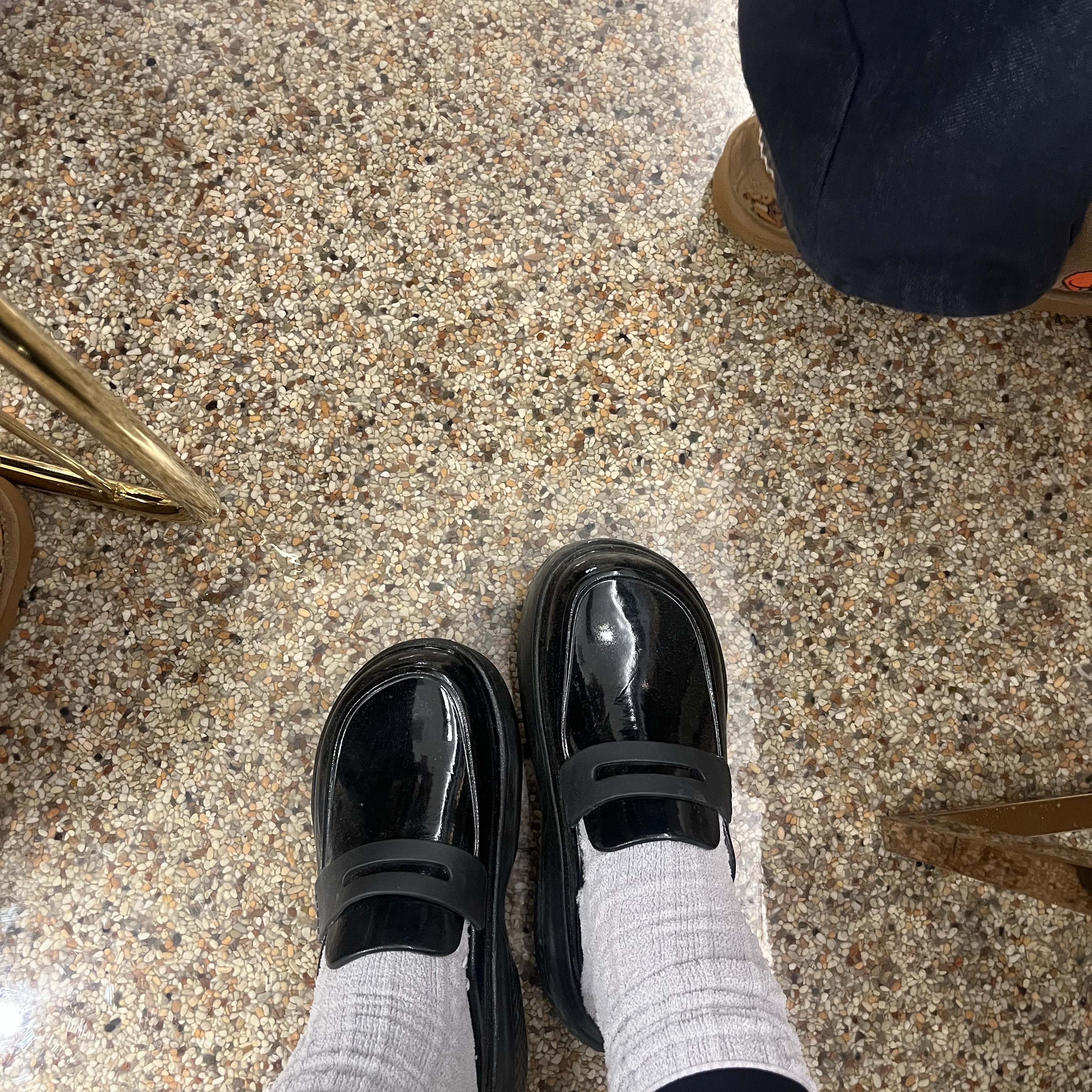 Crocs Stomp High Shine Loafer Black, UGG x Palace Tasman Slipper Chestnut 착용 스타일 - 2