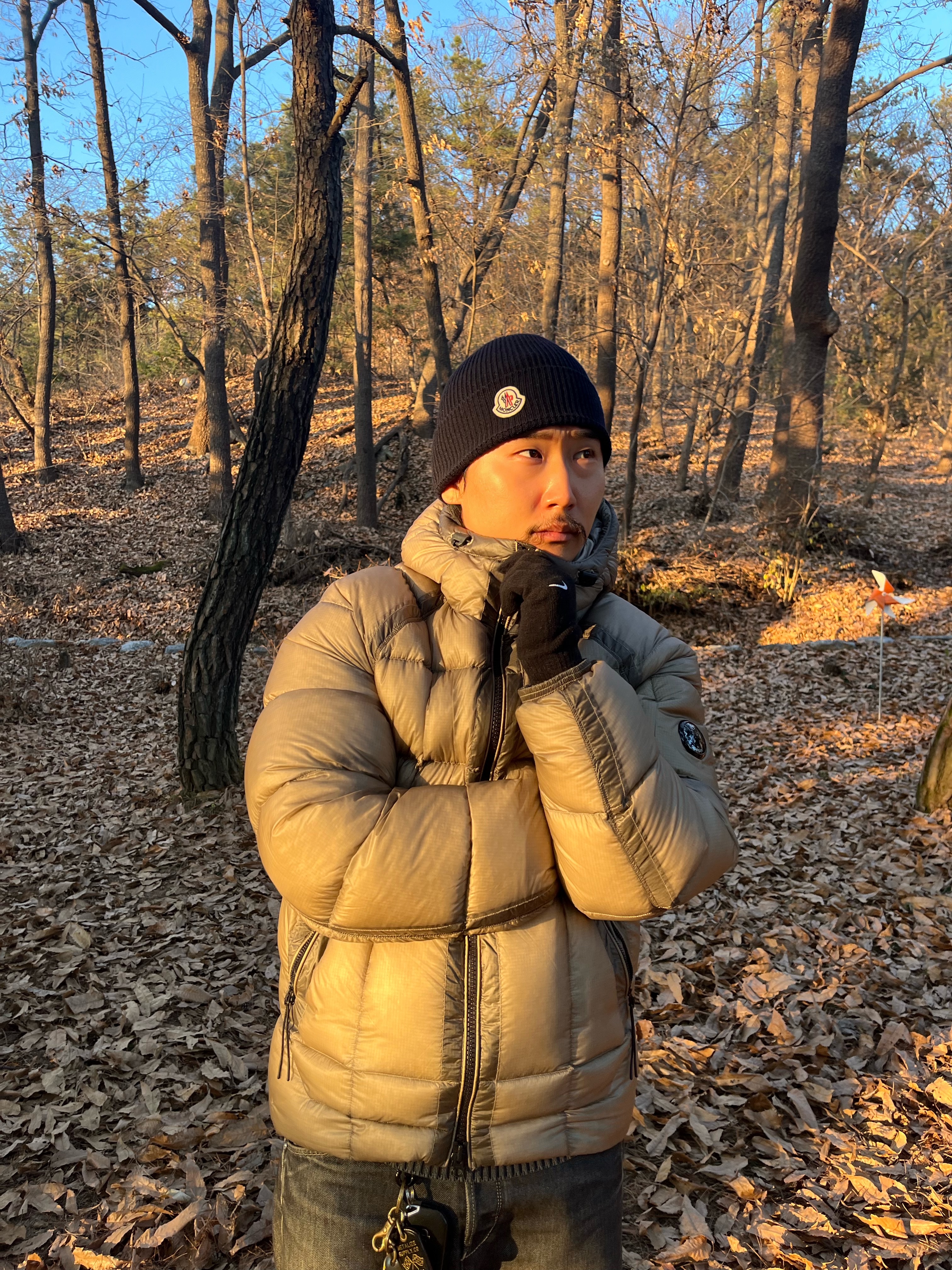 Moncler Wool Beanie Black - 24FW, C.P. Company D.D. Shell Hooded Medium Down Jacket Vintage Khaki Beige - 24FW 착용 스타일 - 1