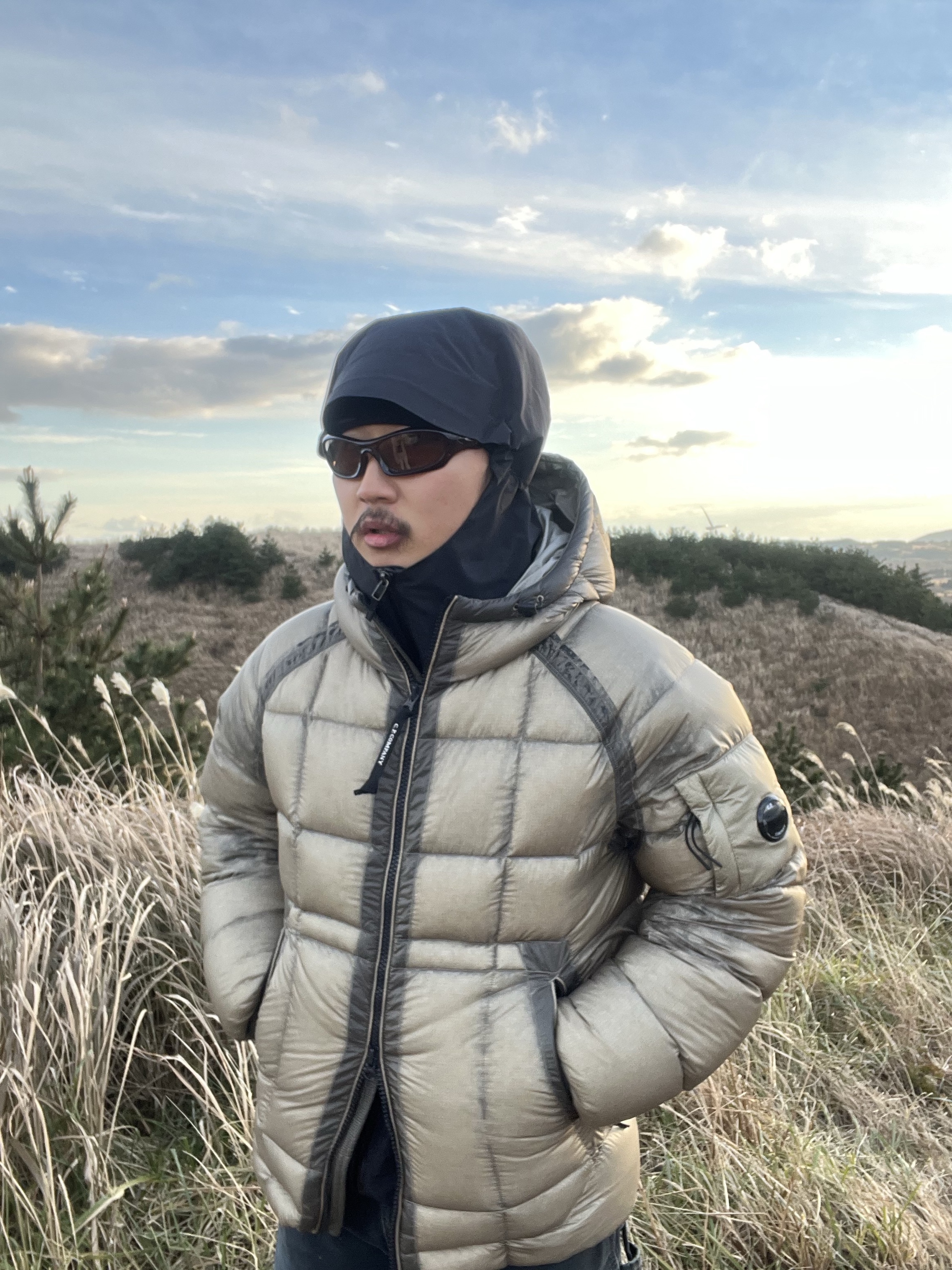 C.P. Company D.D. Shell Hooded Medium Down Jacket Vintage Khaki Beige - 24FW, Roa Beanie Logo Black 착용 스타일 - 3