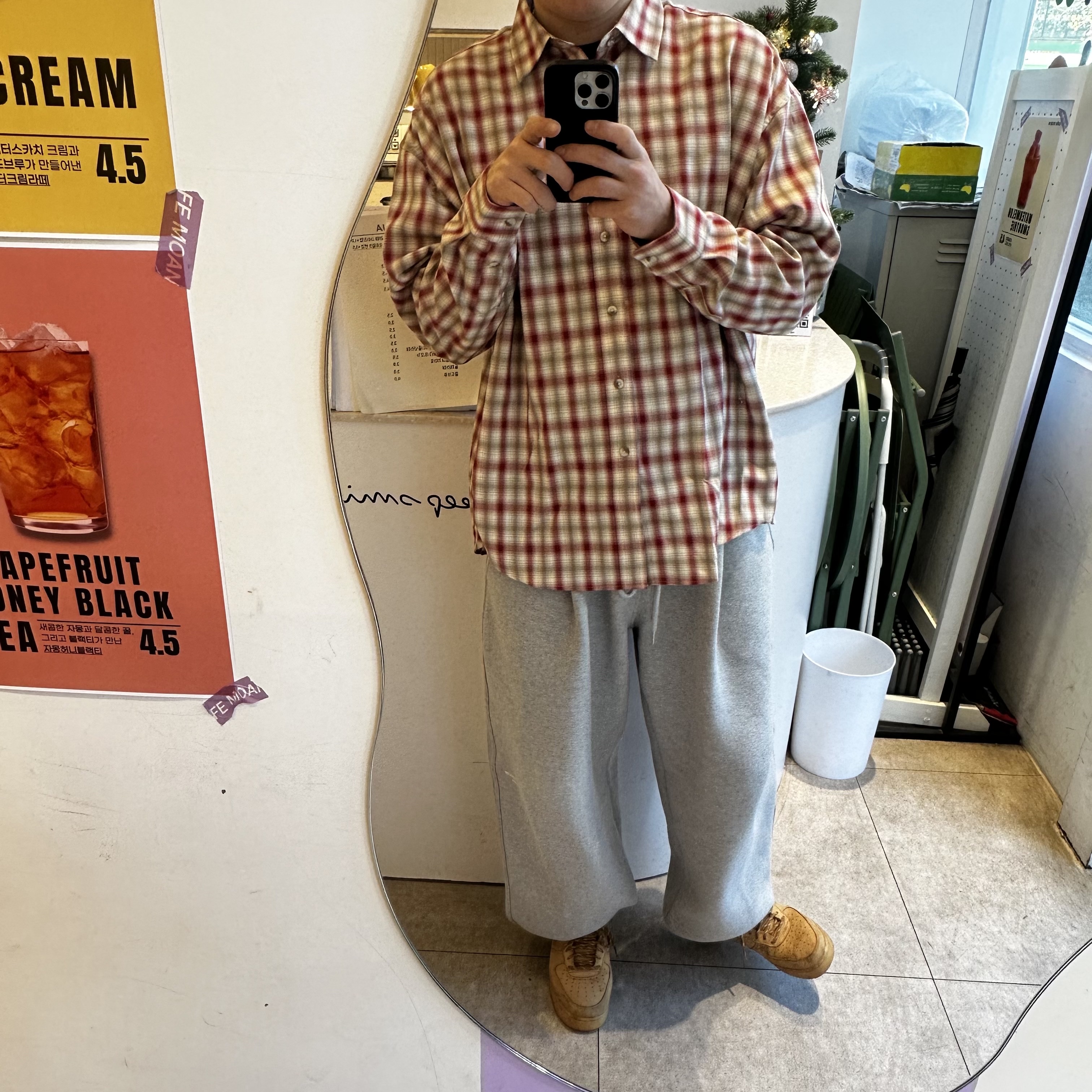Undermycar Mu.03 Anti Fxxking Logo Play Oversized Sweat Jogger Melange Gray, Nike Air Force 1 '07 WB Flax 착용 스타일 - 1