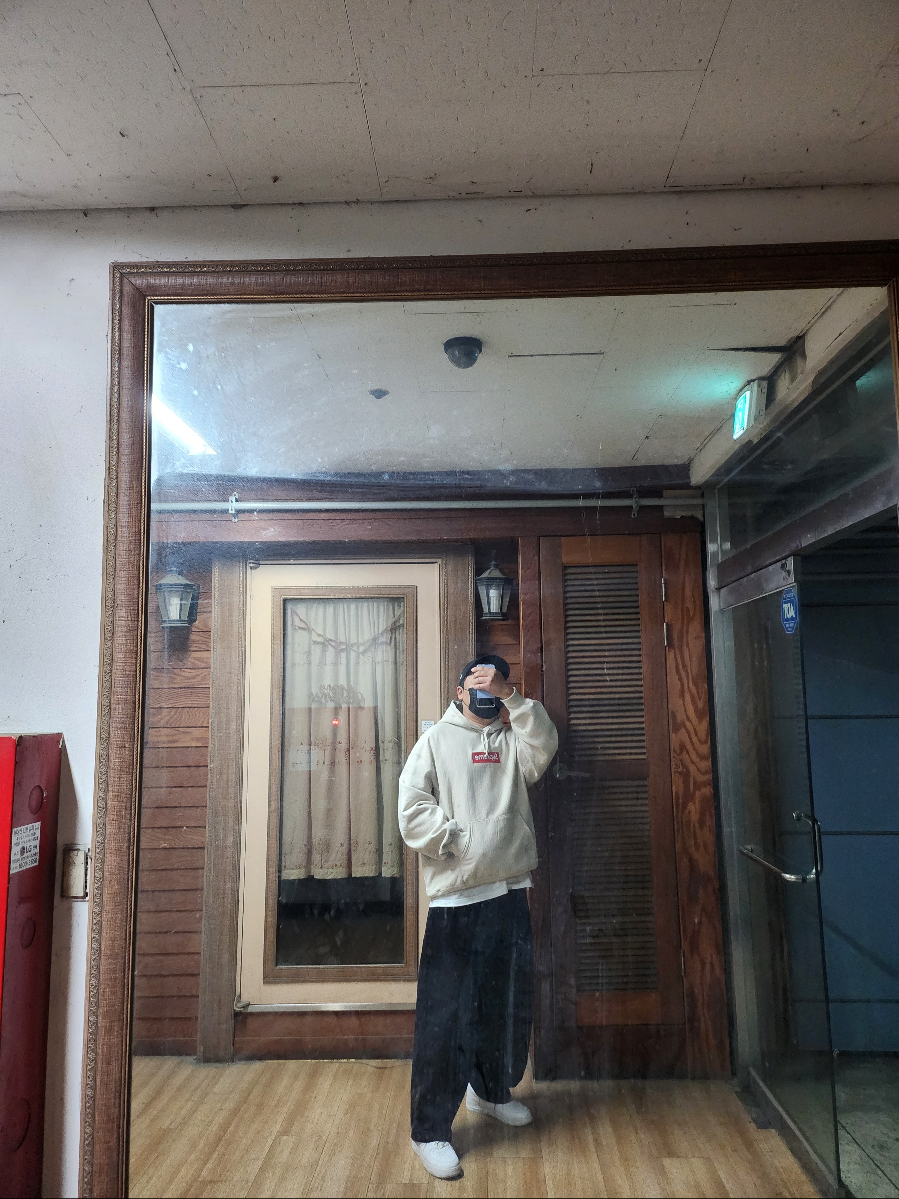 Supreme Box Logo Hooded Sweatshirt Stone - 24FW, Nike x Supreme Air Force 1 Low White 착용 스타일 - 2