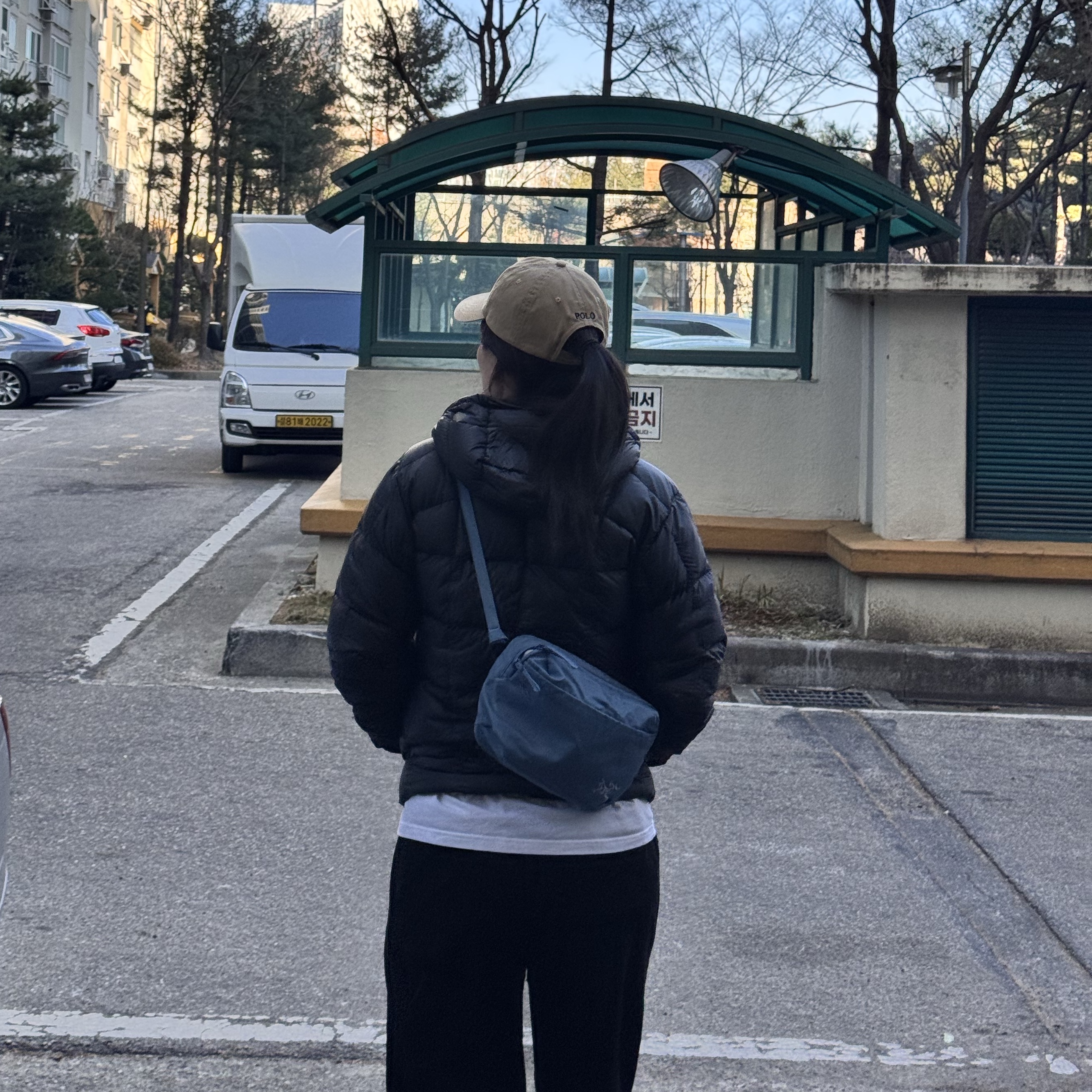 Arc'teryx Heliad 6 Crossbody Bag Stone Wash 착용 스타일 - 2