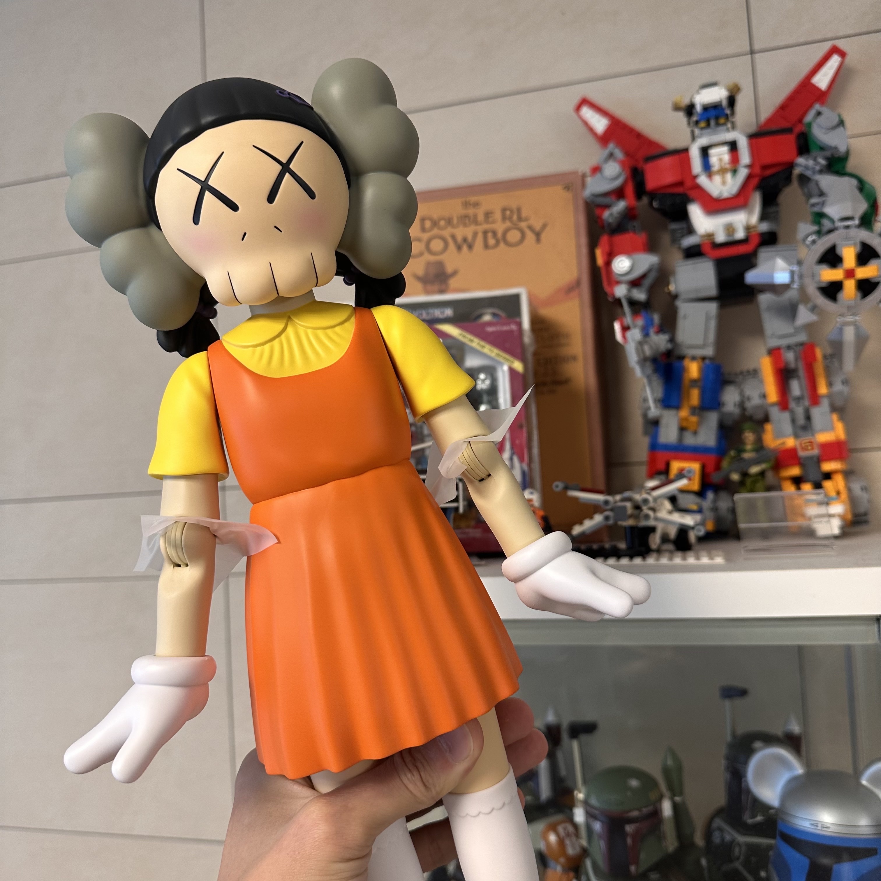 Kaws x Squid Game Young-Hee Vinyl Figure Monotone, Kaws x Squid Game Young-Hee Vinyl Figure Coloured 착용 스타일 - 1