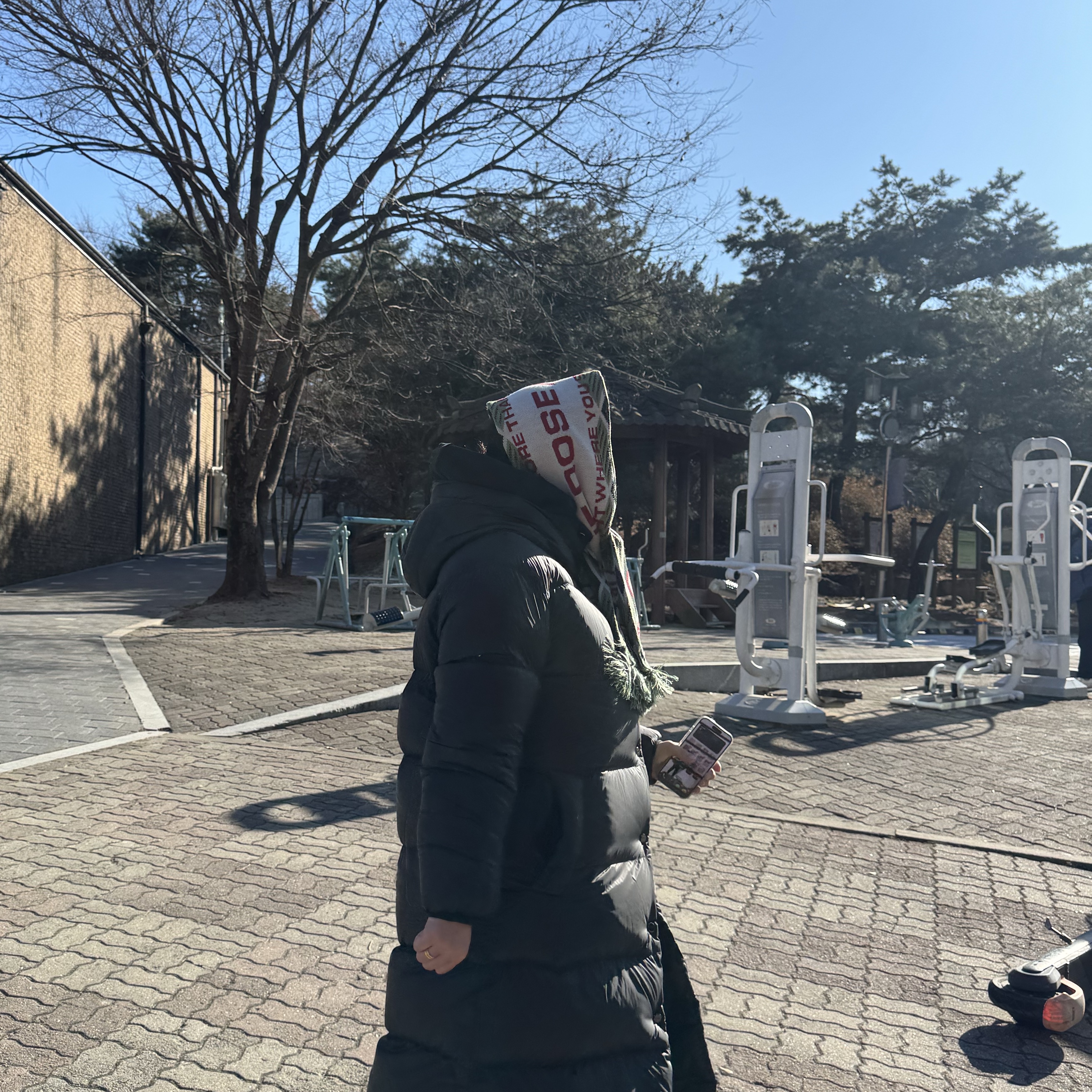 Supreme x Martine Rose Scarf Stone - 24FW 착용 스타일