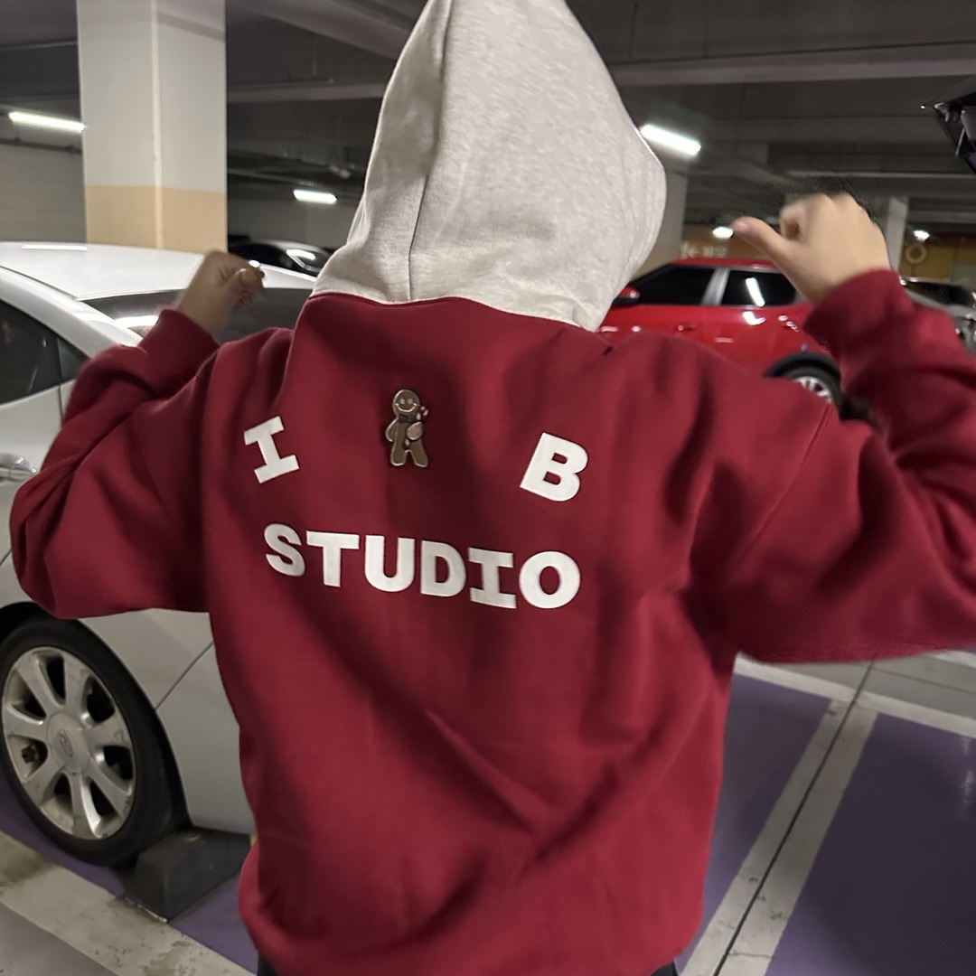 IAB Studio 24 Christmas Hoodie Burgundy Oatmeal 착용 스타일