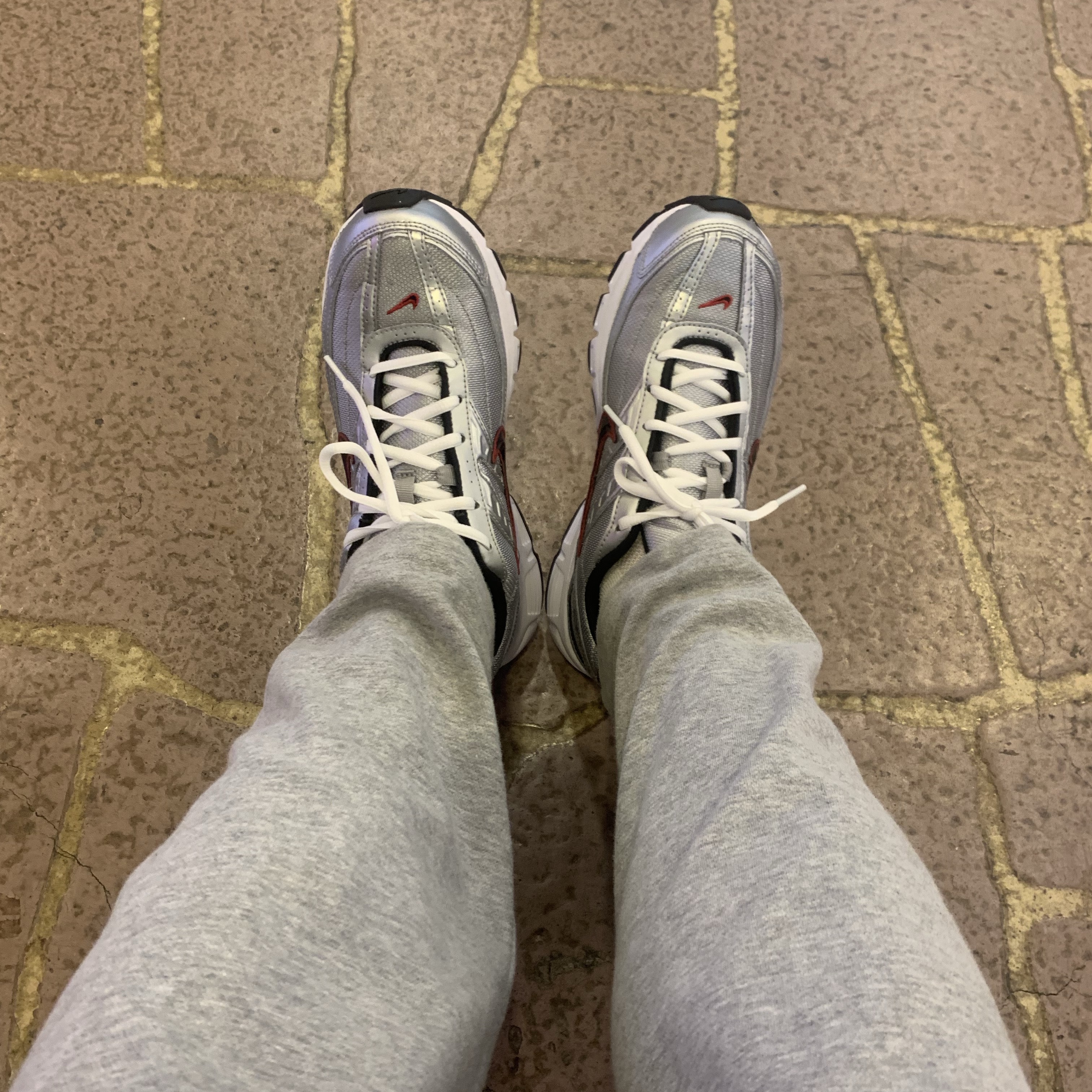 Nike Initiator Metallic Silver Black 착용 스타일