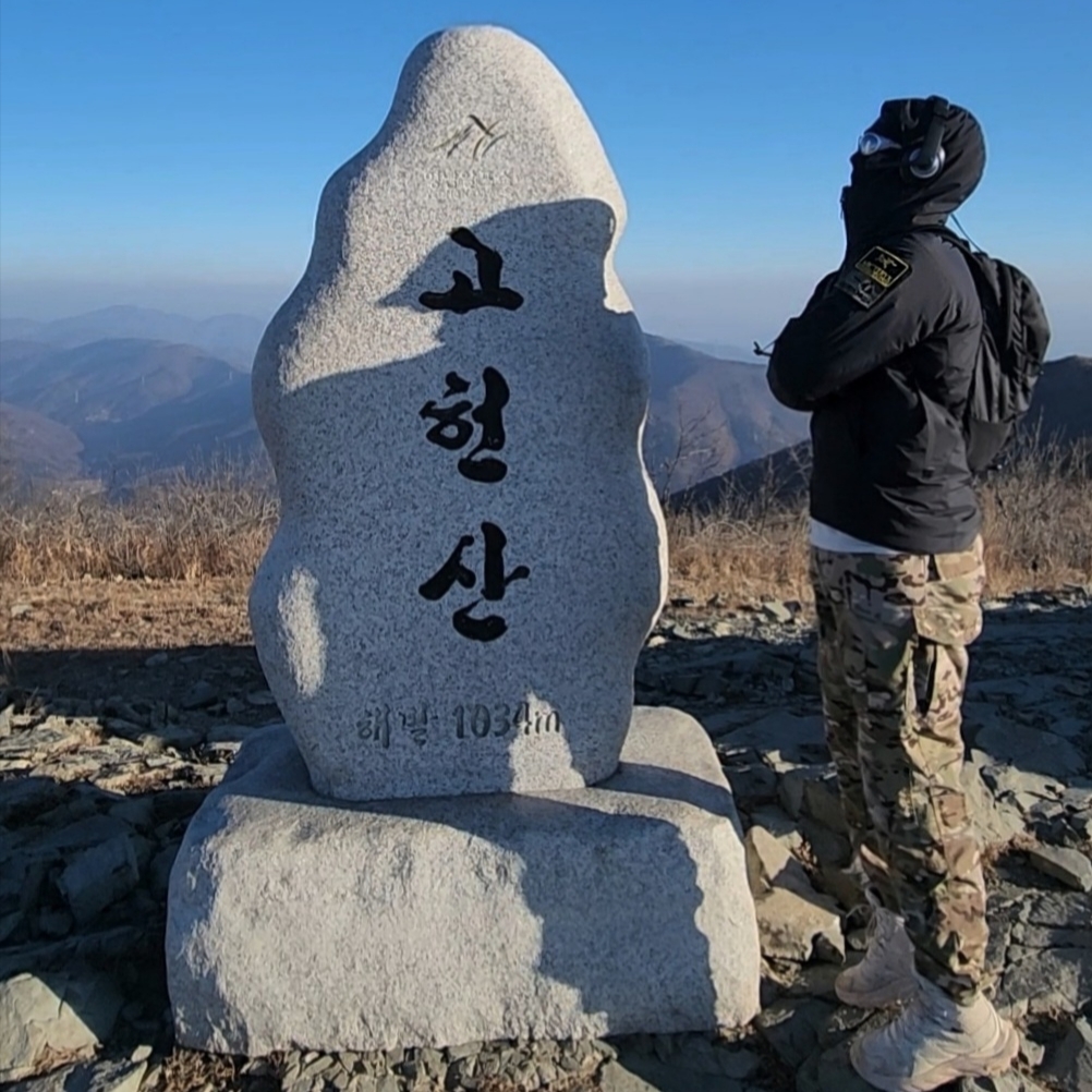 Arc'teryx LEAF Cold WX Hoody LT Gen 2 Black, Arc'teryx LEAF Cold WX Neck Gaiter AR Wool Black 착용 스타일 - 5