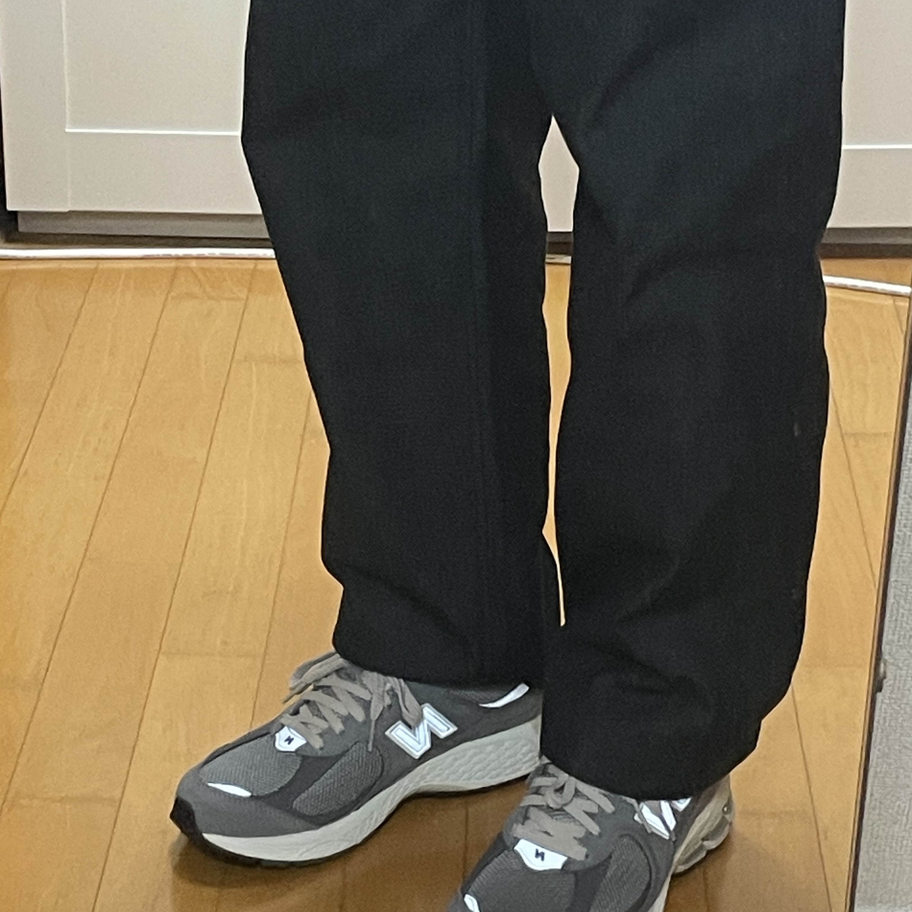 New Balance 2002R Premium Vintage Grey 착용 스타일