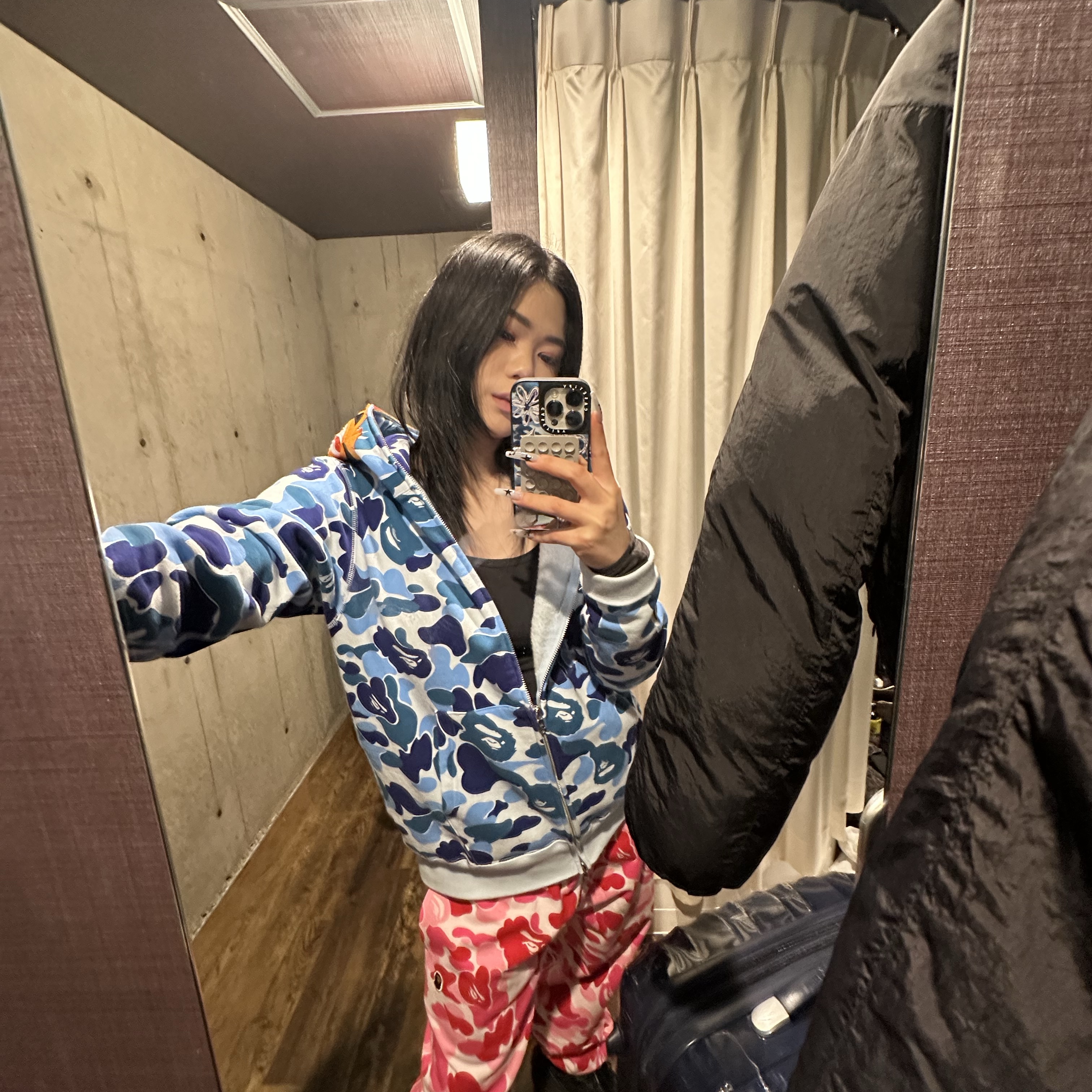 (W) BAPE ABC Camo Full Zip Hoodie Pink, BAPE ABC Camo Tiger Full Zip Hoodie Blue 착용 스타일 - 4