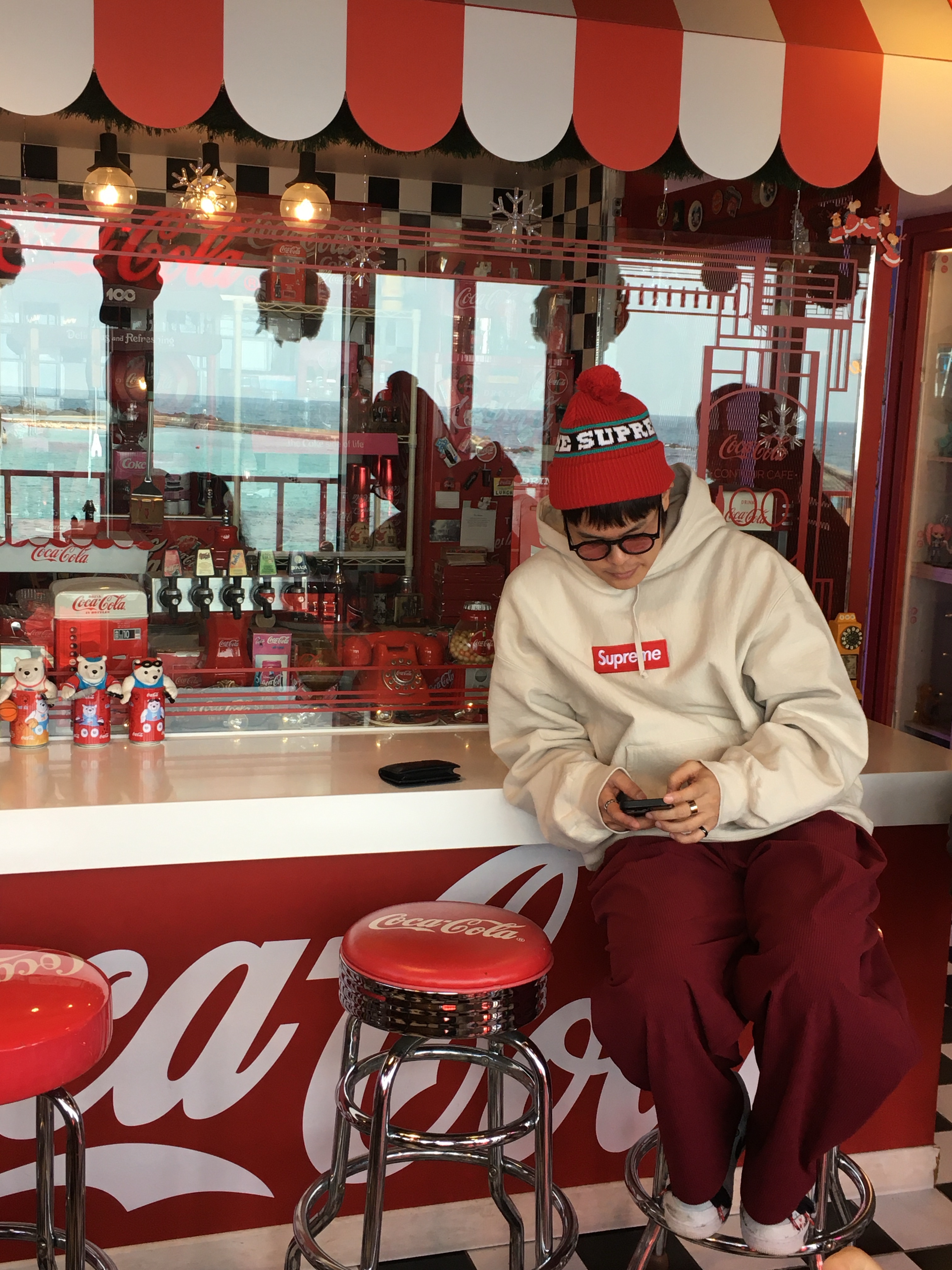 Supreme Big Stripe Beanie Red - 24FW, Supreme Box Logo Hooded Sweatshirt Stone - 24FW 착용 스타일 - 1