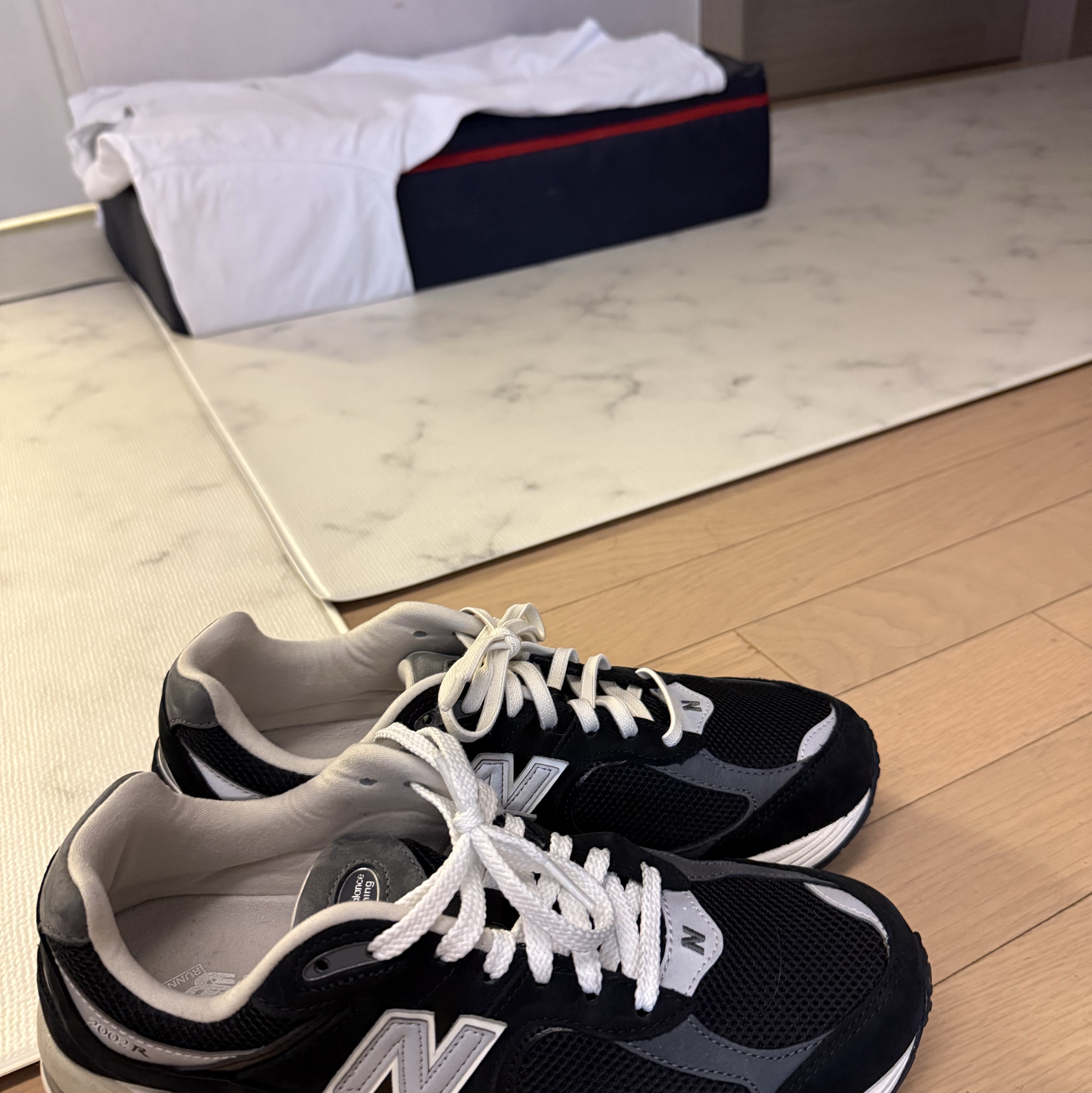 New Balance 2002R Premium Vintage Black 착용 스타일 - 2