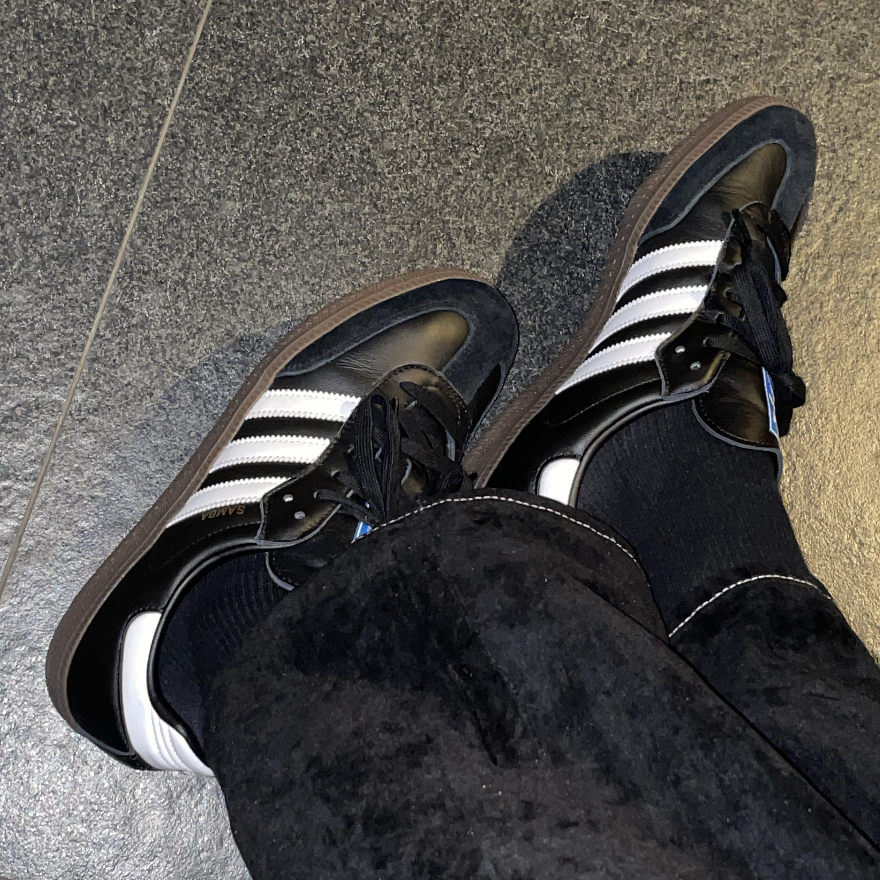Adidas Samba OG Black White Gum 착용 스타일 - 1