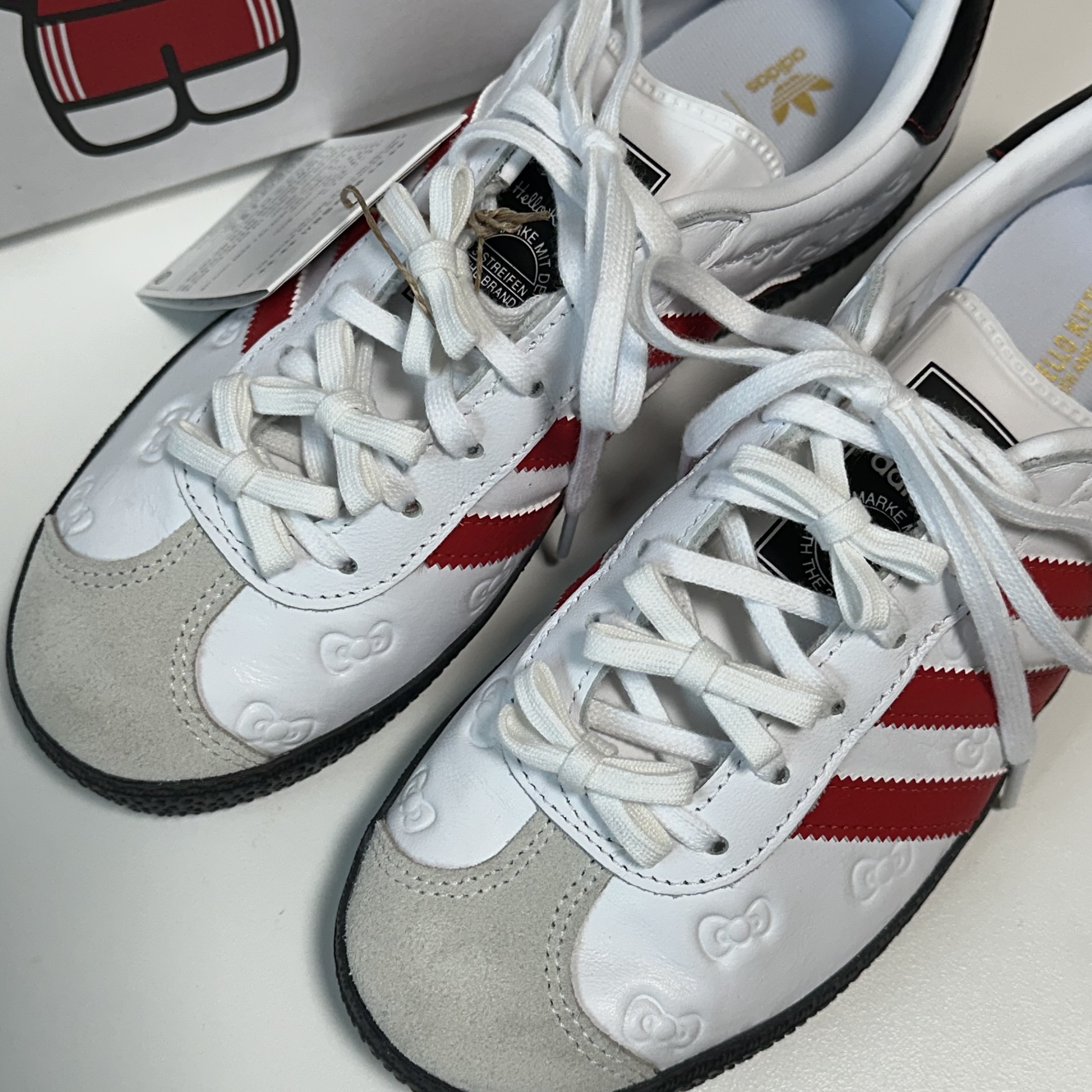 (J) Adidas x Hello Kitty Gazelle Cloud White Red 착용 스타일 - 2