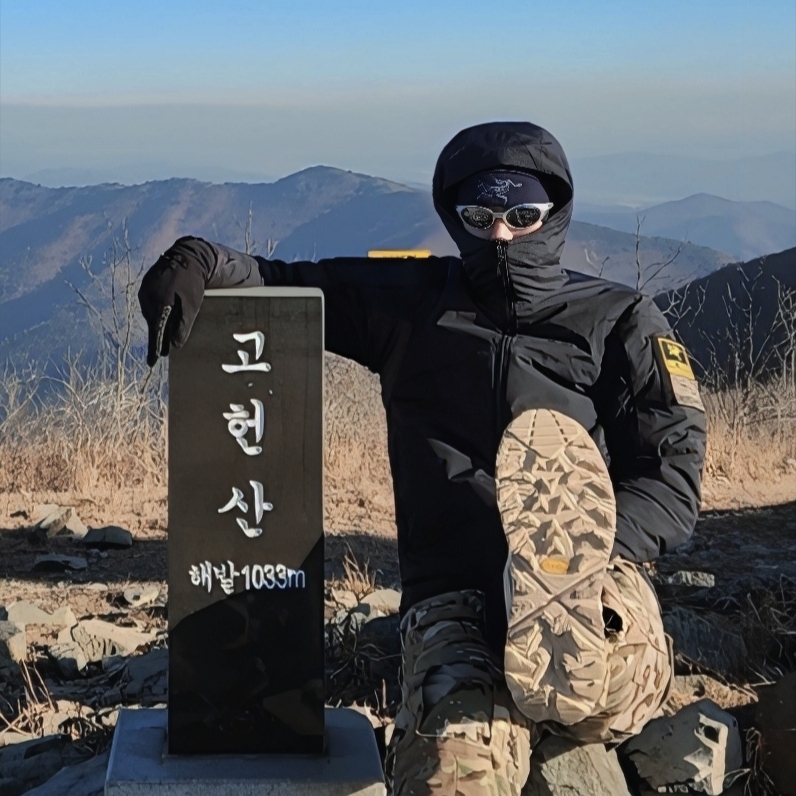Arc'teryx LEAF Cold WX Hoody LT Gen 2 Black, Arc'teryx LEAF Cold WX Neck Gaiter AR Wool Black 착용 스타일 - 2
