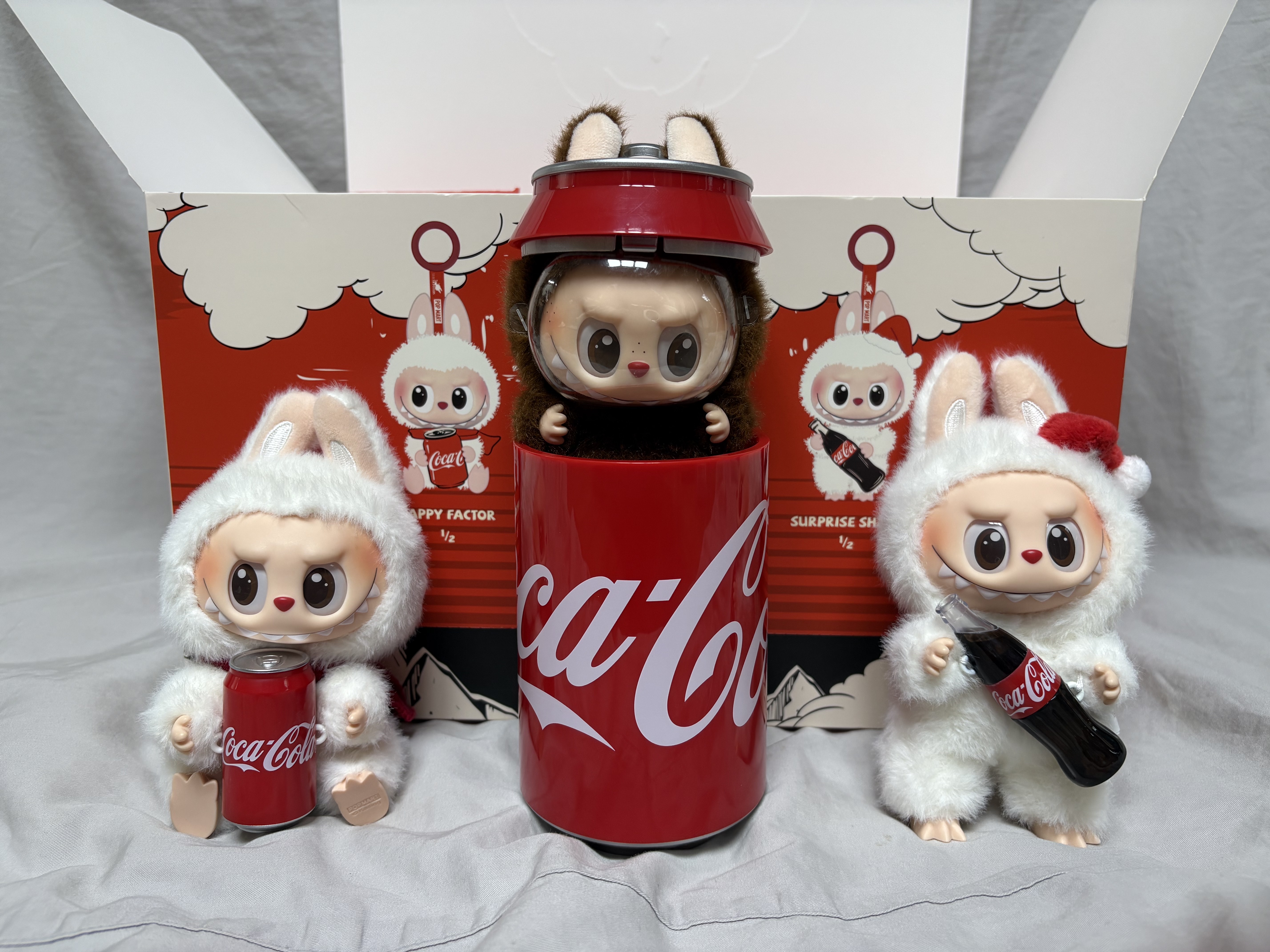 Pop Mart Labubu Coca Cola Series Keyring Sealed Case (6 Blind Boxes) 착용 스타일 - 2
