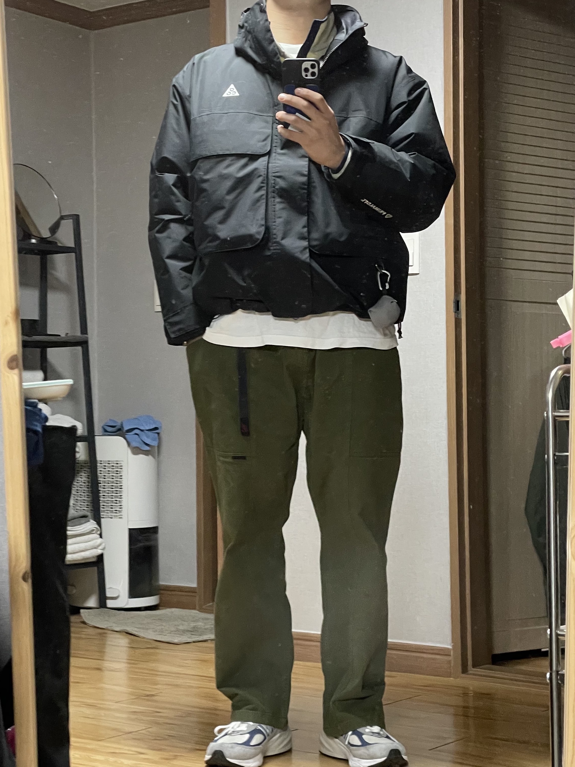 New Balance 990v6 Made in USA Gray Suede, Nike ACG Primaloft Skull Peak Storm-Fit Jacket Black Anthracite - Asia 착용 스타일