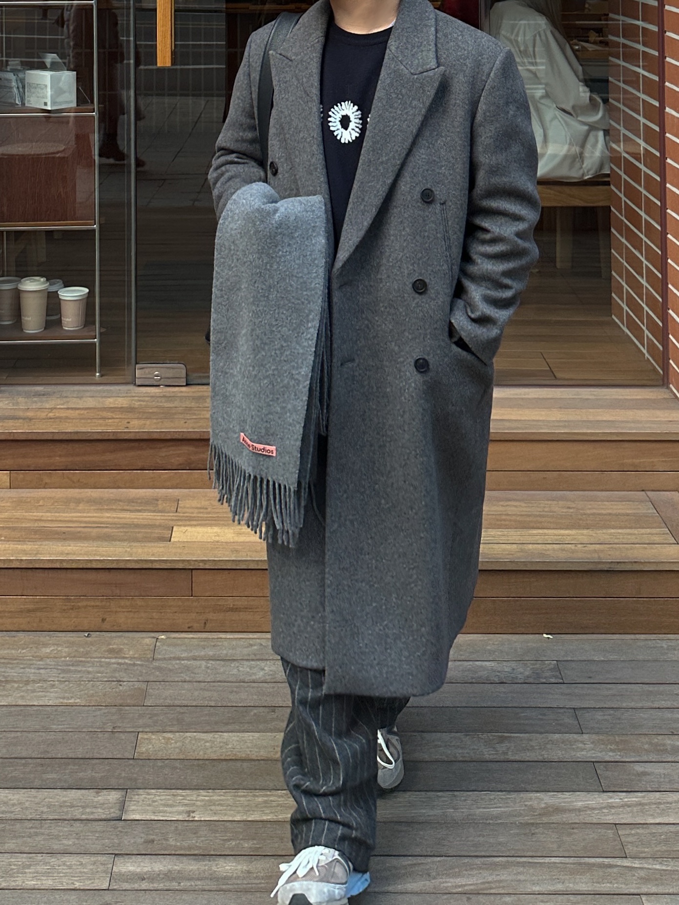 Acne Studios Narrow Wool Fringe Muffler Grey Melange, Uniqlo x JW Anderson Heattech Beanie Pattern Navy 착용 스타일 - 4