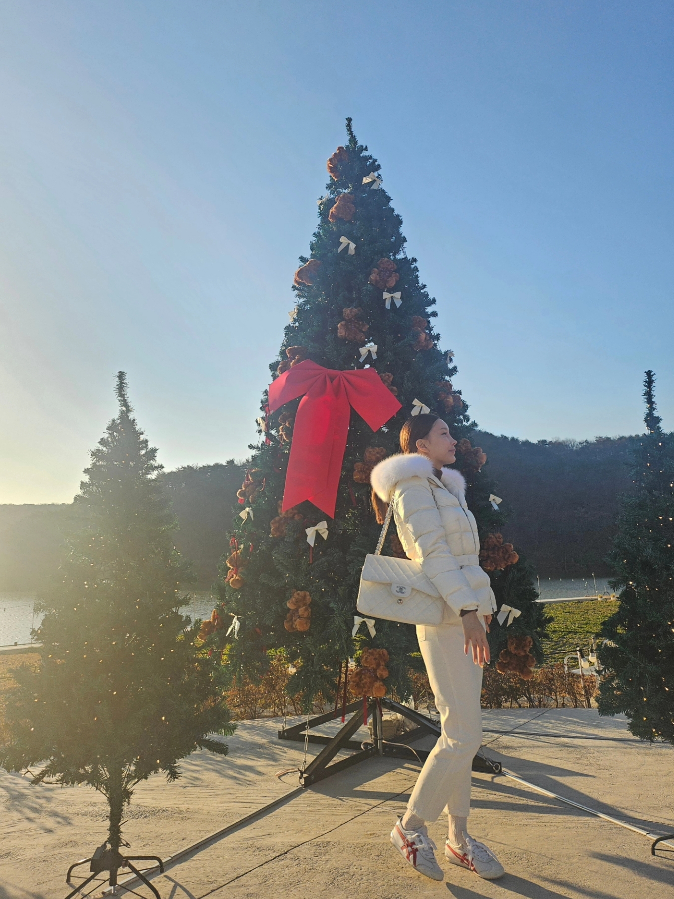 (W) Moncler Boed Short Down Jacket White - 24FW 착용 스타일 - 2