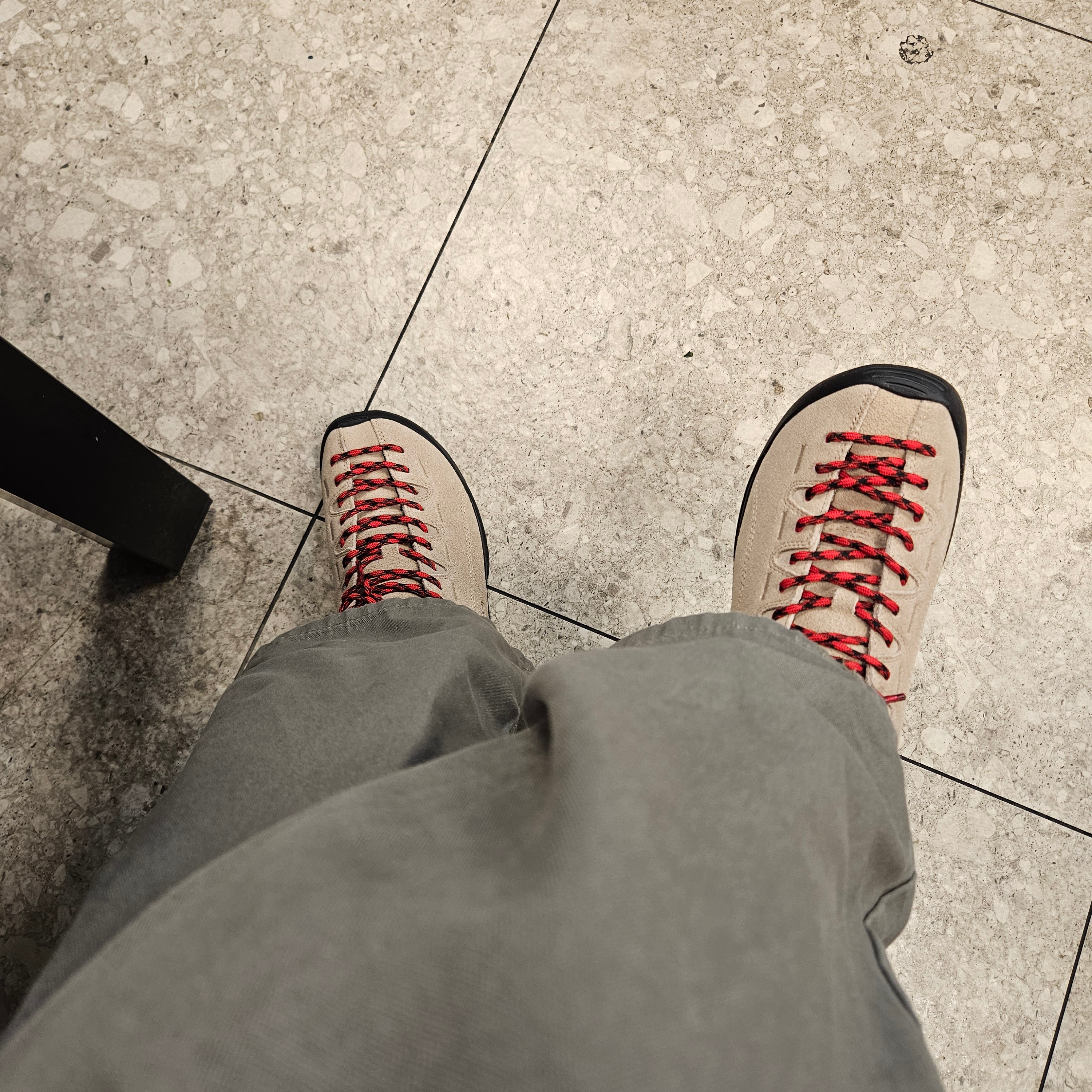 Keen Jasper Suede Sneakers Silver Mink 착용 스타일