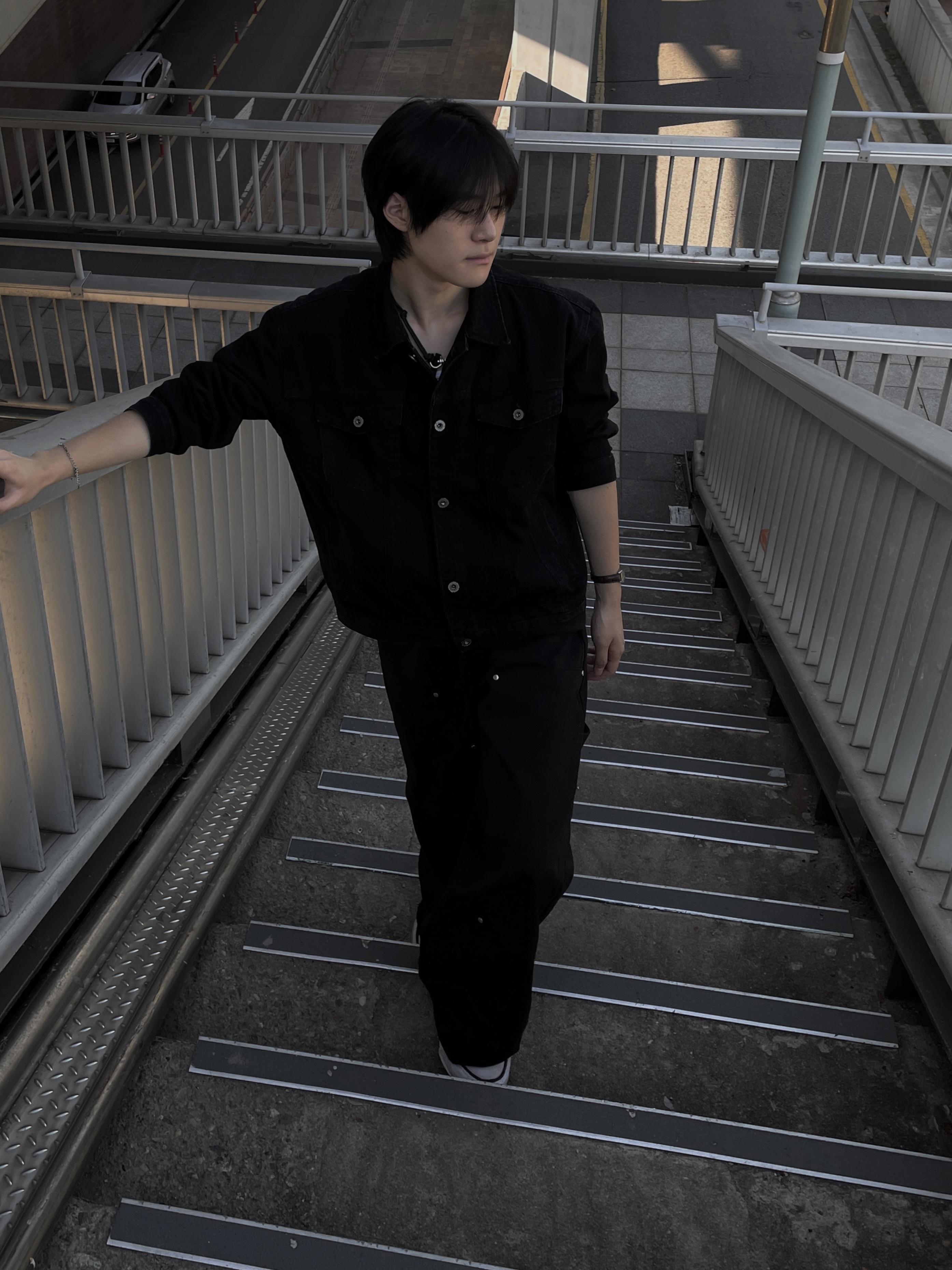 Maison Mihara Yasuhiro Peterson OG Sole Canvas Low Sneakers Black, Our Legacy Ladon Leather Keychain Black 착용 스타일 - 1