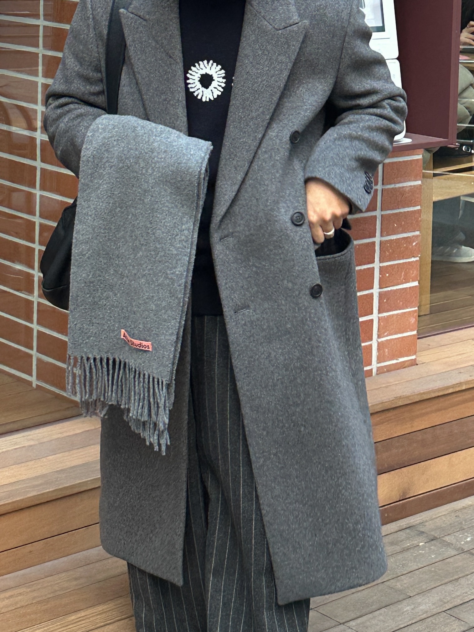 Acne Studios Narrow Wool Fringe Muffler Grey Melange, Uniqlo x JW Anderson Heattech Beanie Pattern Navy 착용 스타일 - 6