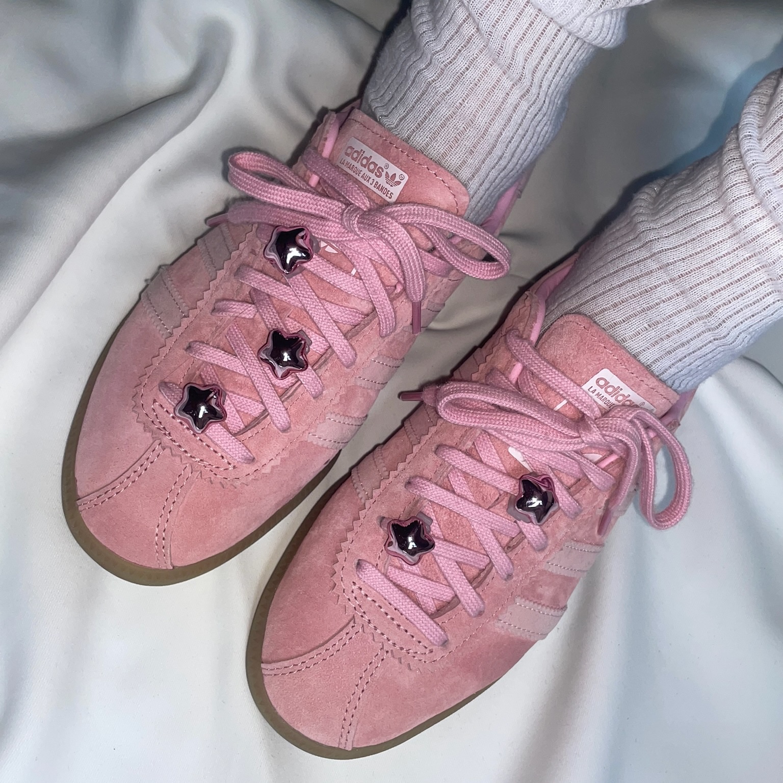 Adidas Bermuda Glow Pink 착용 스타일 - 2