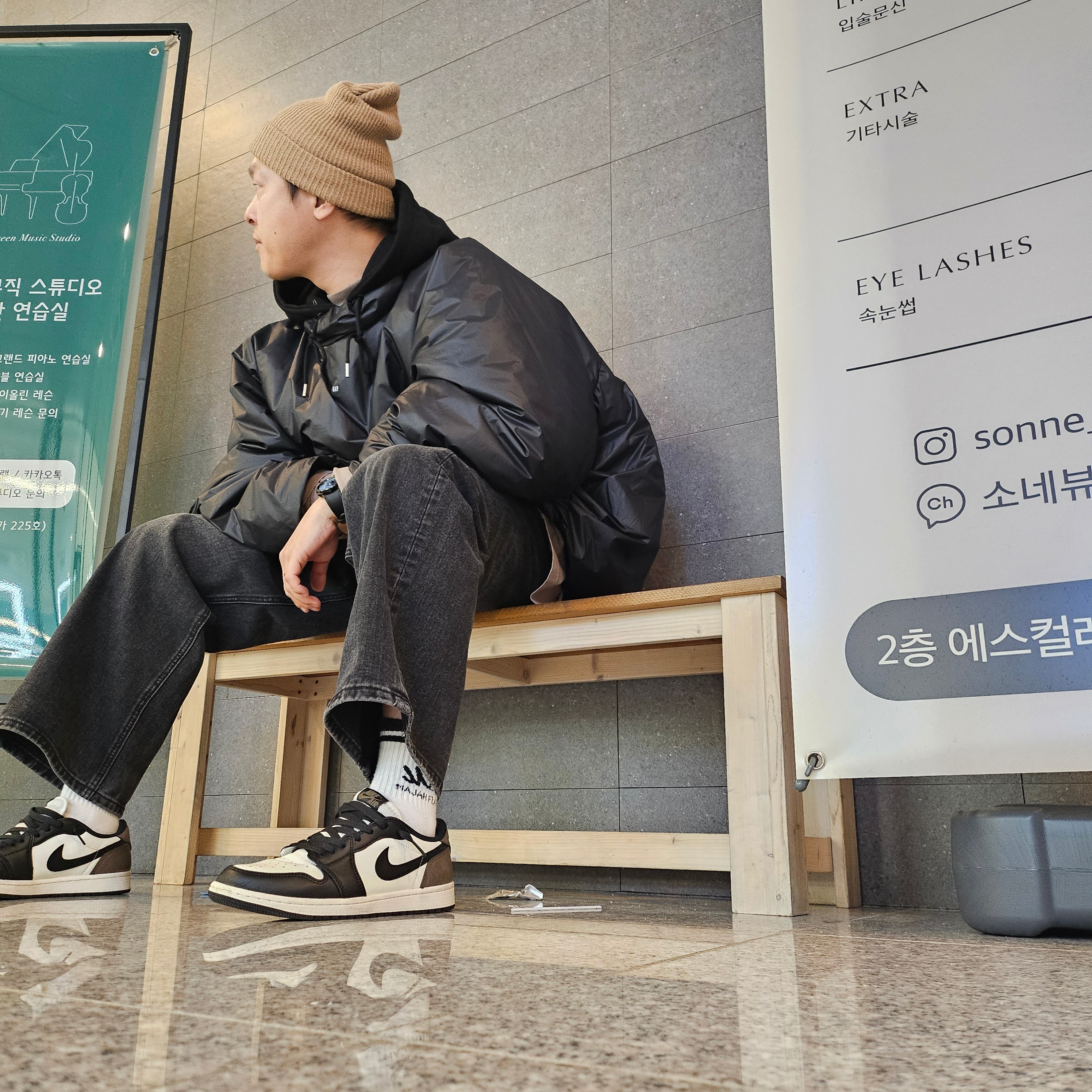 Yeezy Gap Engineered By Balenciaga Dove Long Sleeve T-Shirt Beige, Jordan 1 Retro Low OG Mocha 착용 스타일 - 4