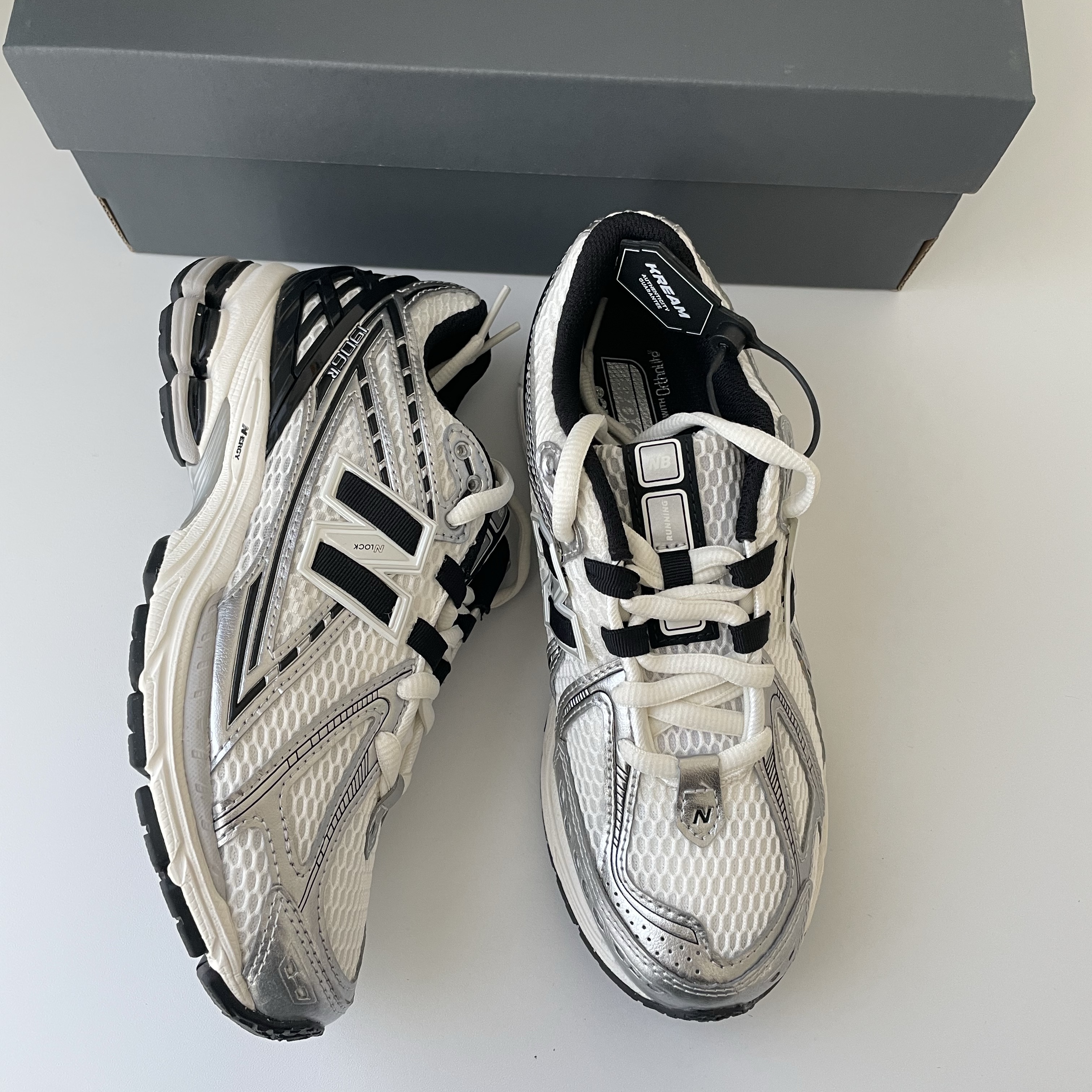 New Balance 1906R Silver Metallic Black 착용 스타일 - 3
