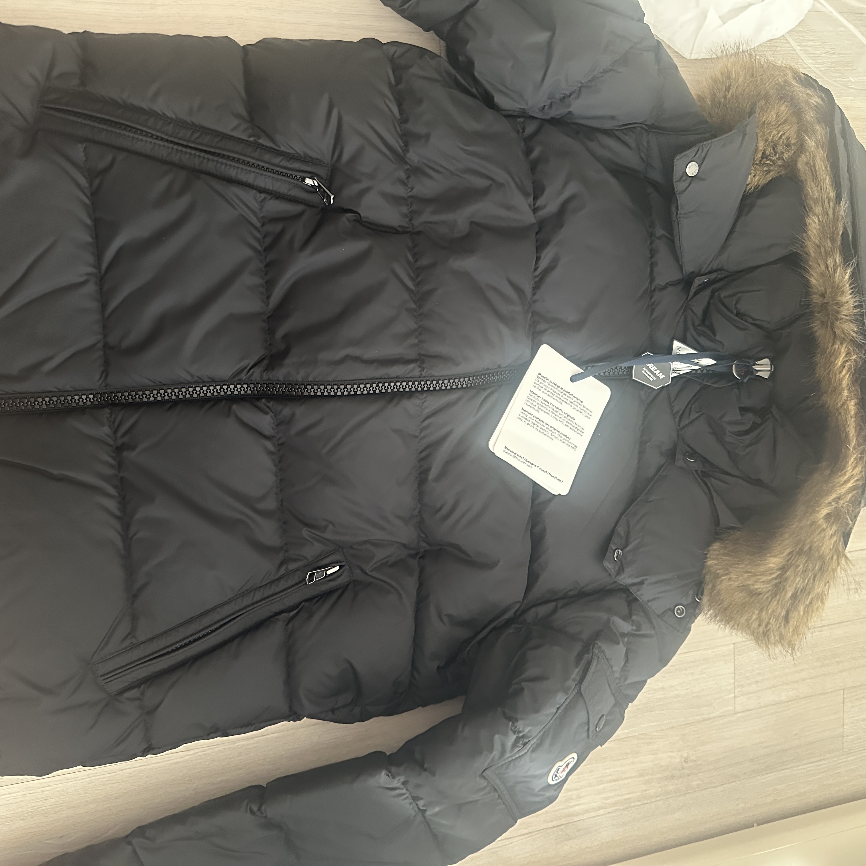 Moncler Mayaf Short Down Jacket Black - 24FW 착용 스타일 - 3
