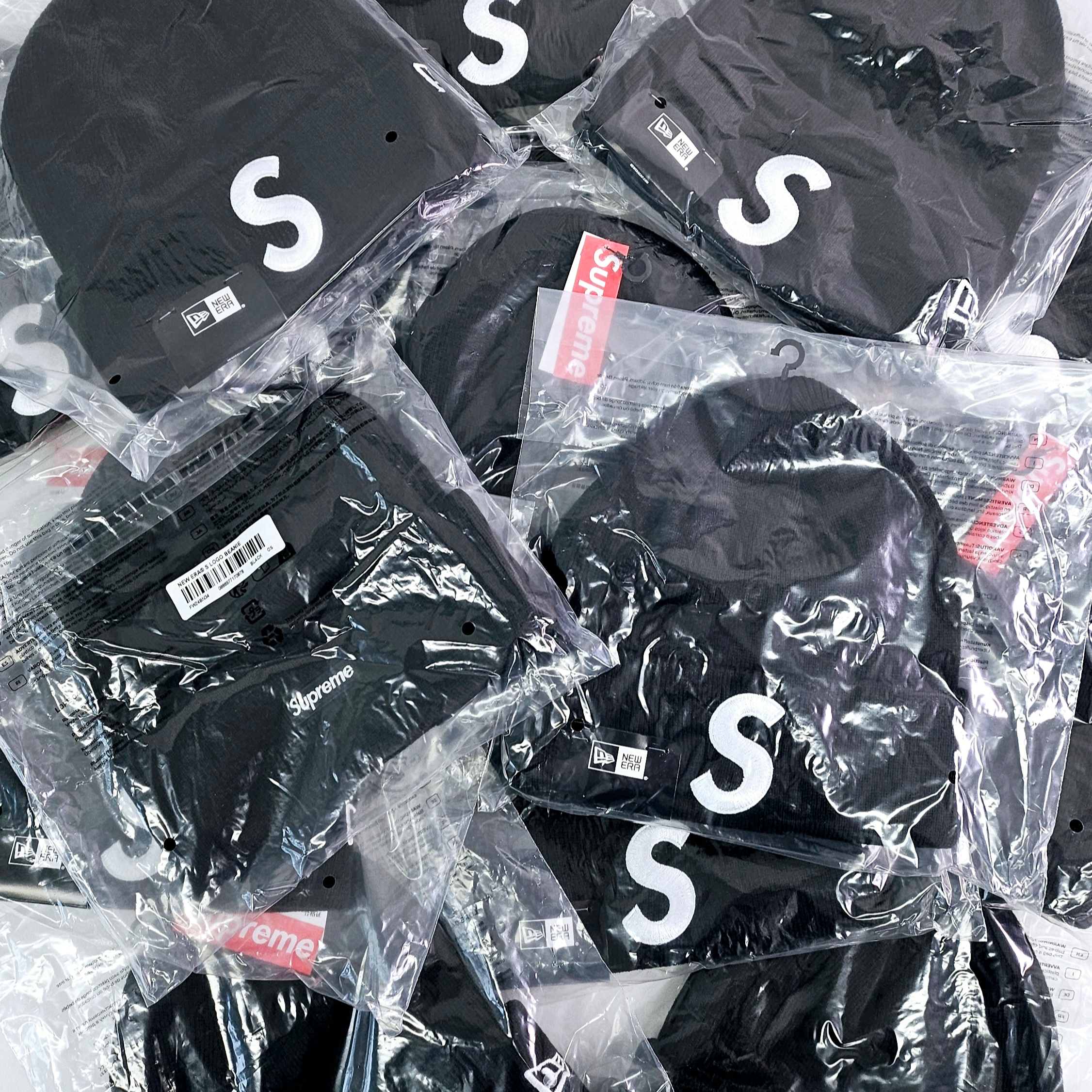 Supreme New Era S Logo Beanie Black - 24FW, Supreme New Era S Logo Beanie Ash Grey - 24FW 착용 스타일 - 1