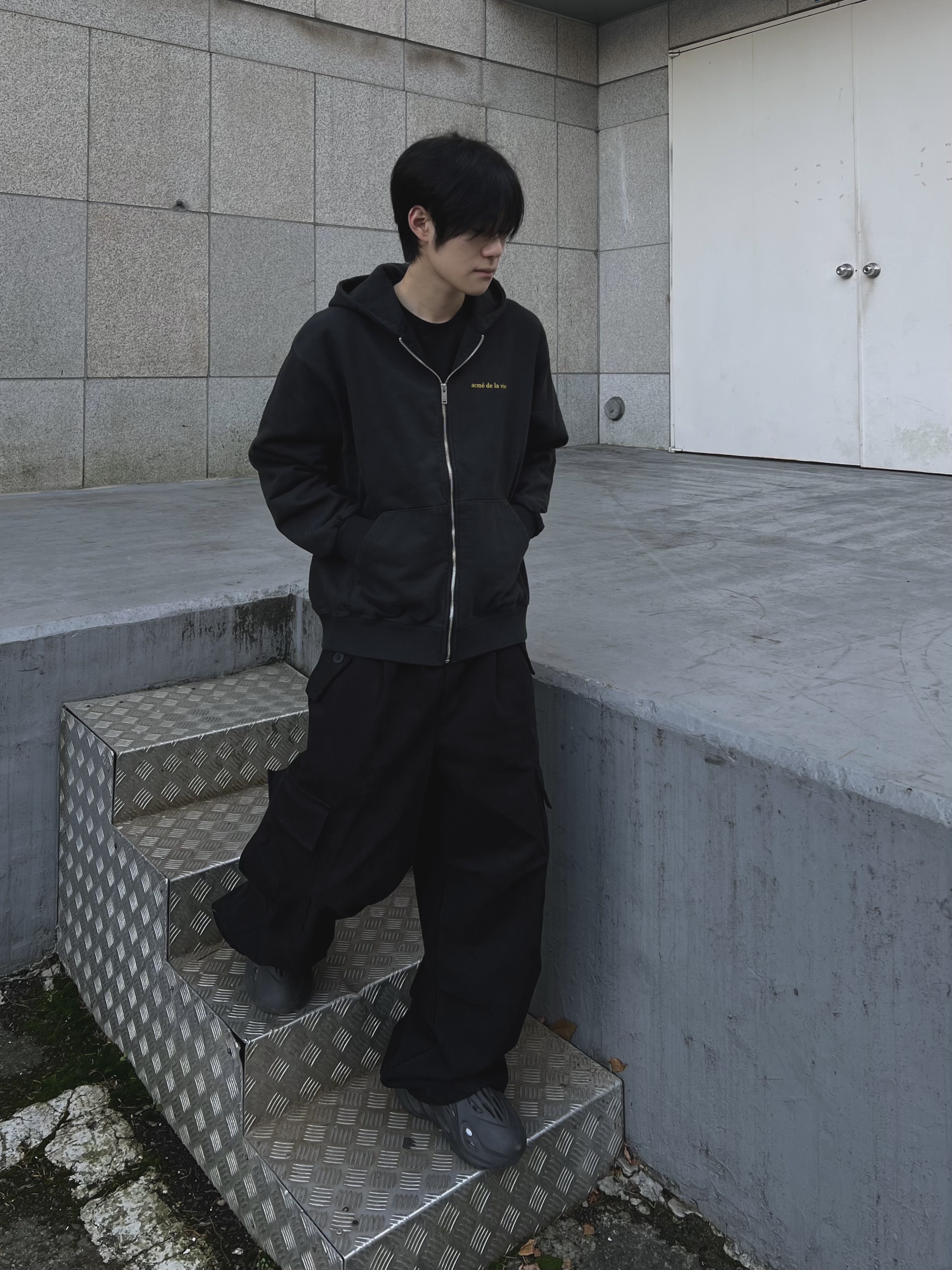 Adidas Yeezy Foam RNNR Onyx 착용 스타일 - 5
