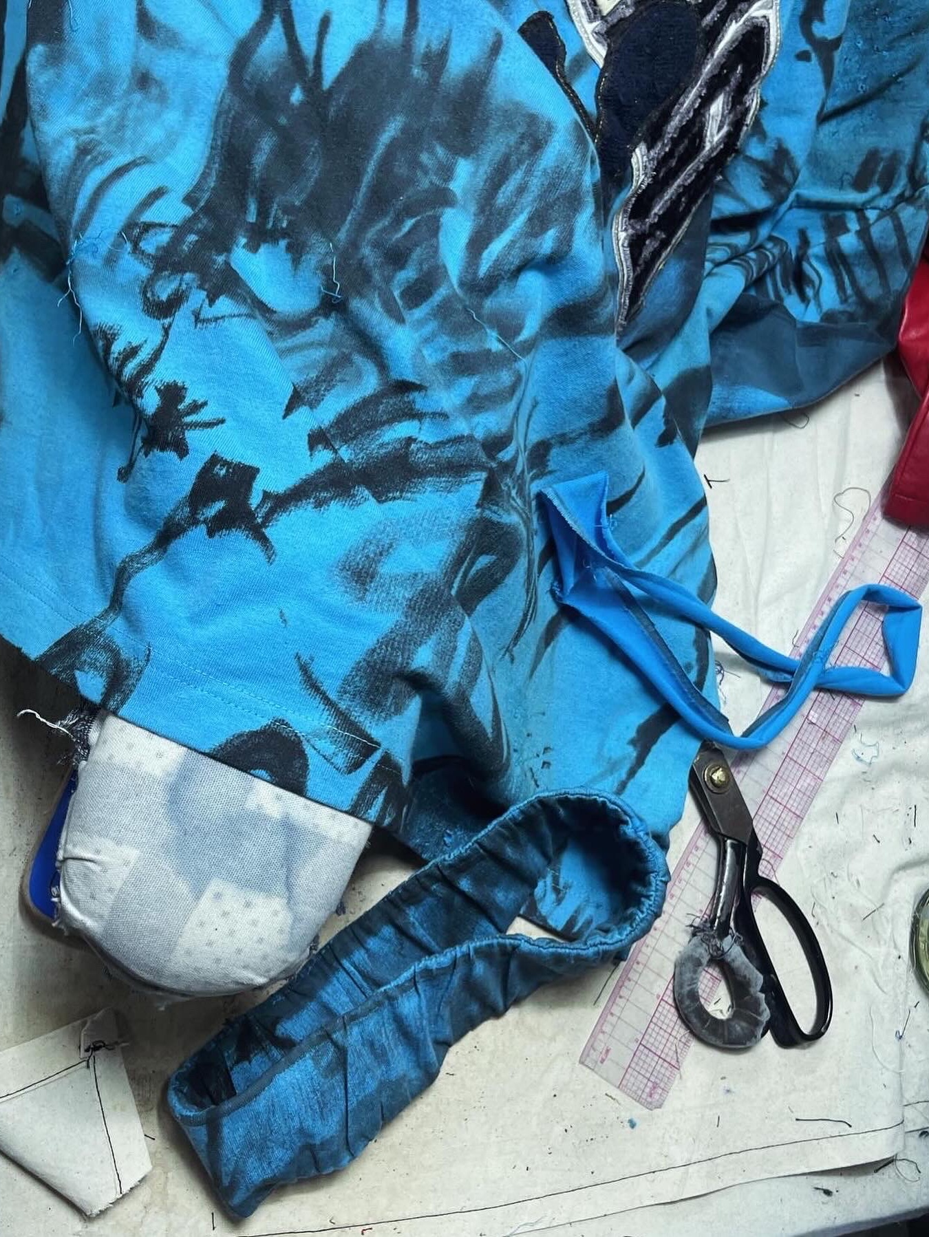 Balenciaga Skater Zip-Up Hoodie Medium Fit Blue Sky, Balenciaga Skater Oversized T-Shirt Blue Sky 착용 스타일 - 2