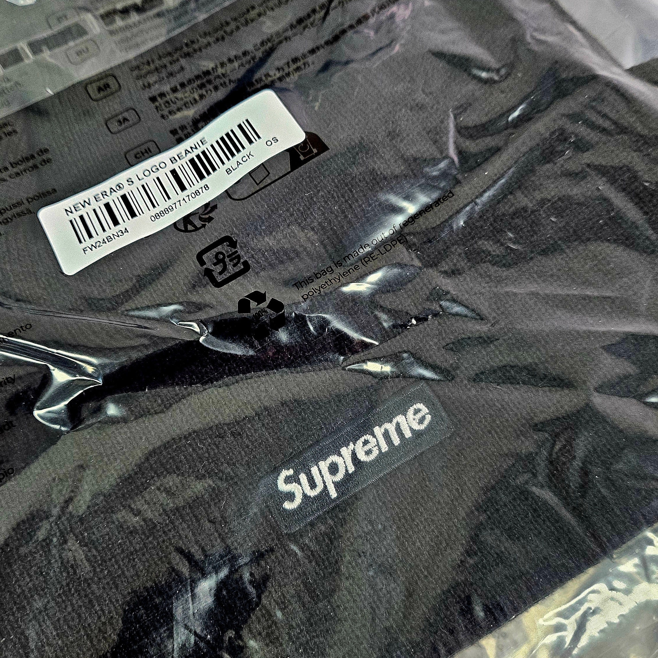 Supreme New Era S Logo Beanie Black - 24FW, Supreme New Era S Logo Beanie Ash Grey - 24FW 착용 스타일 - 3