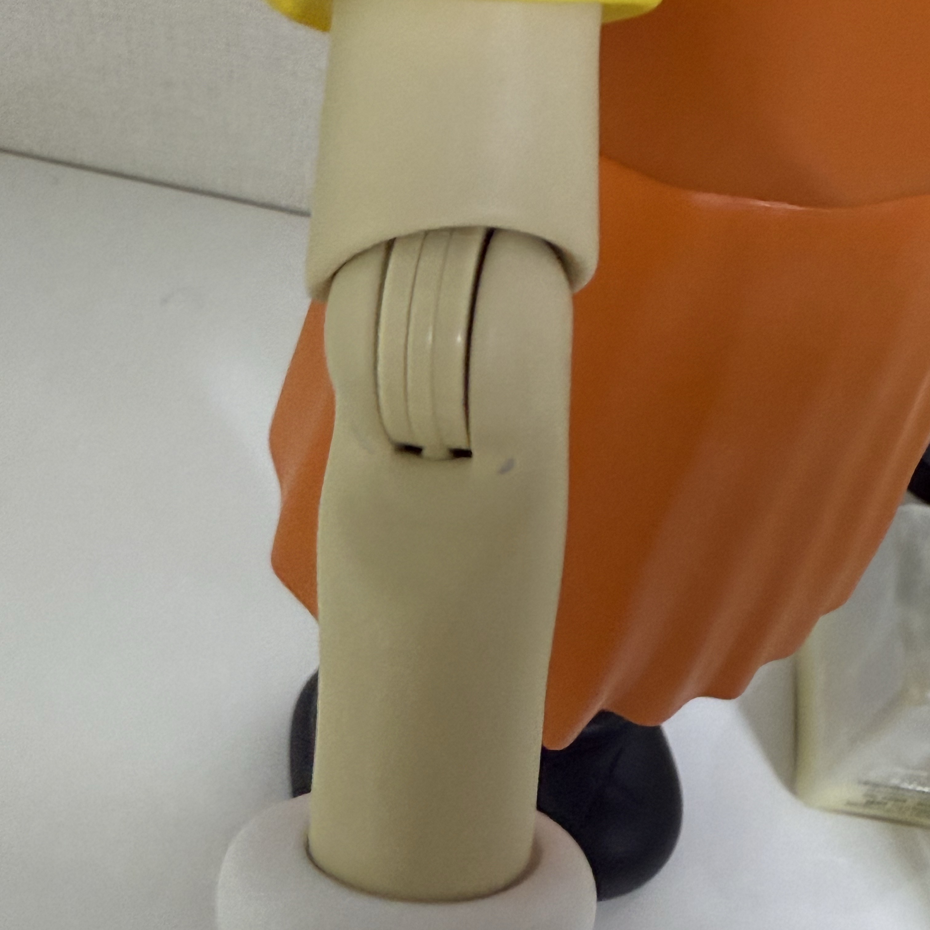 Kaws x Squid Game Young-Hee Vinyl Figure Coloured 착용 스타일 - 2