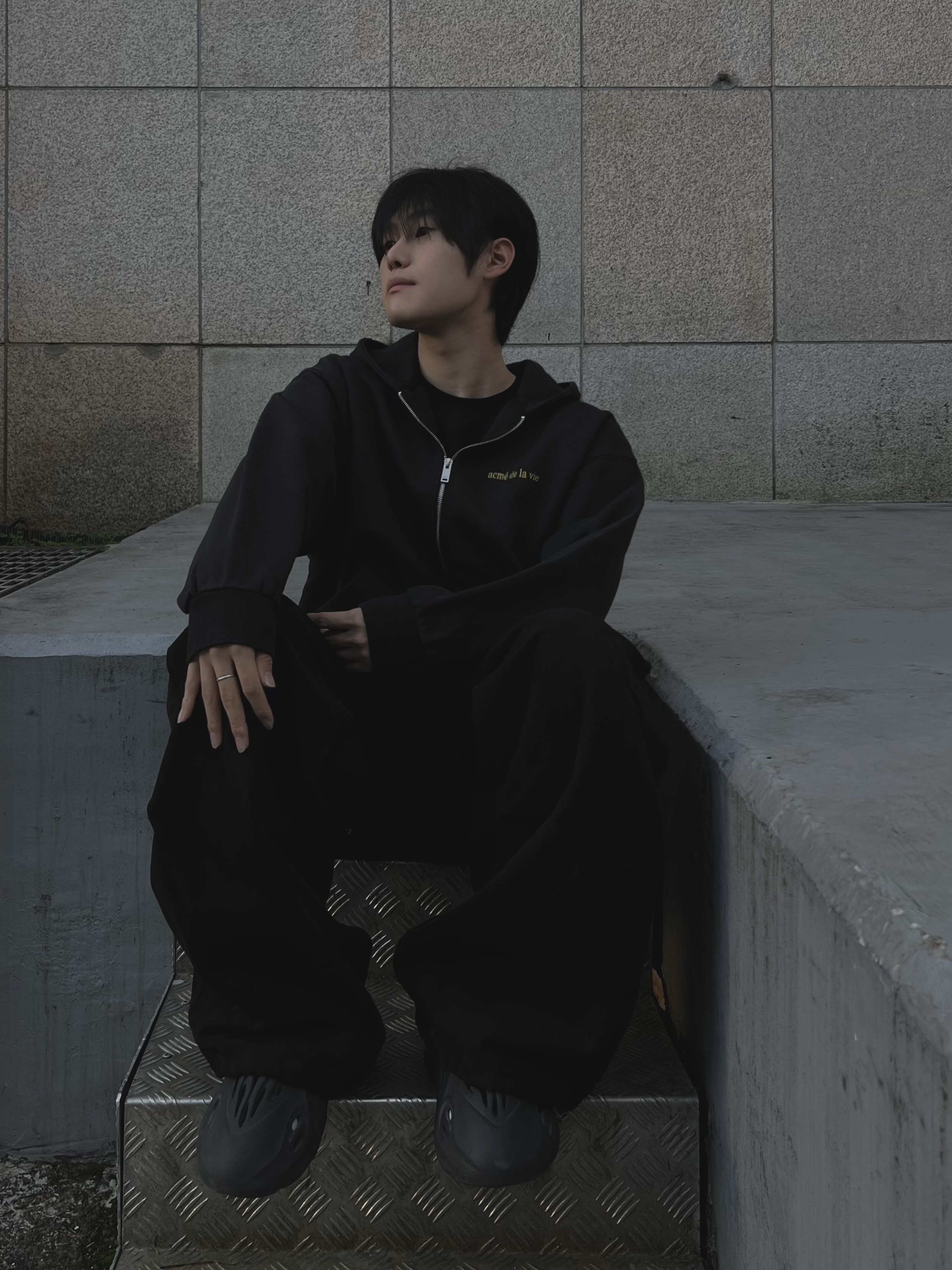 Adidas Yeezy Foam RNNR Onyx 착용 스타일 - 4