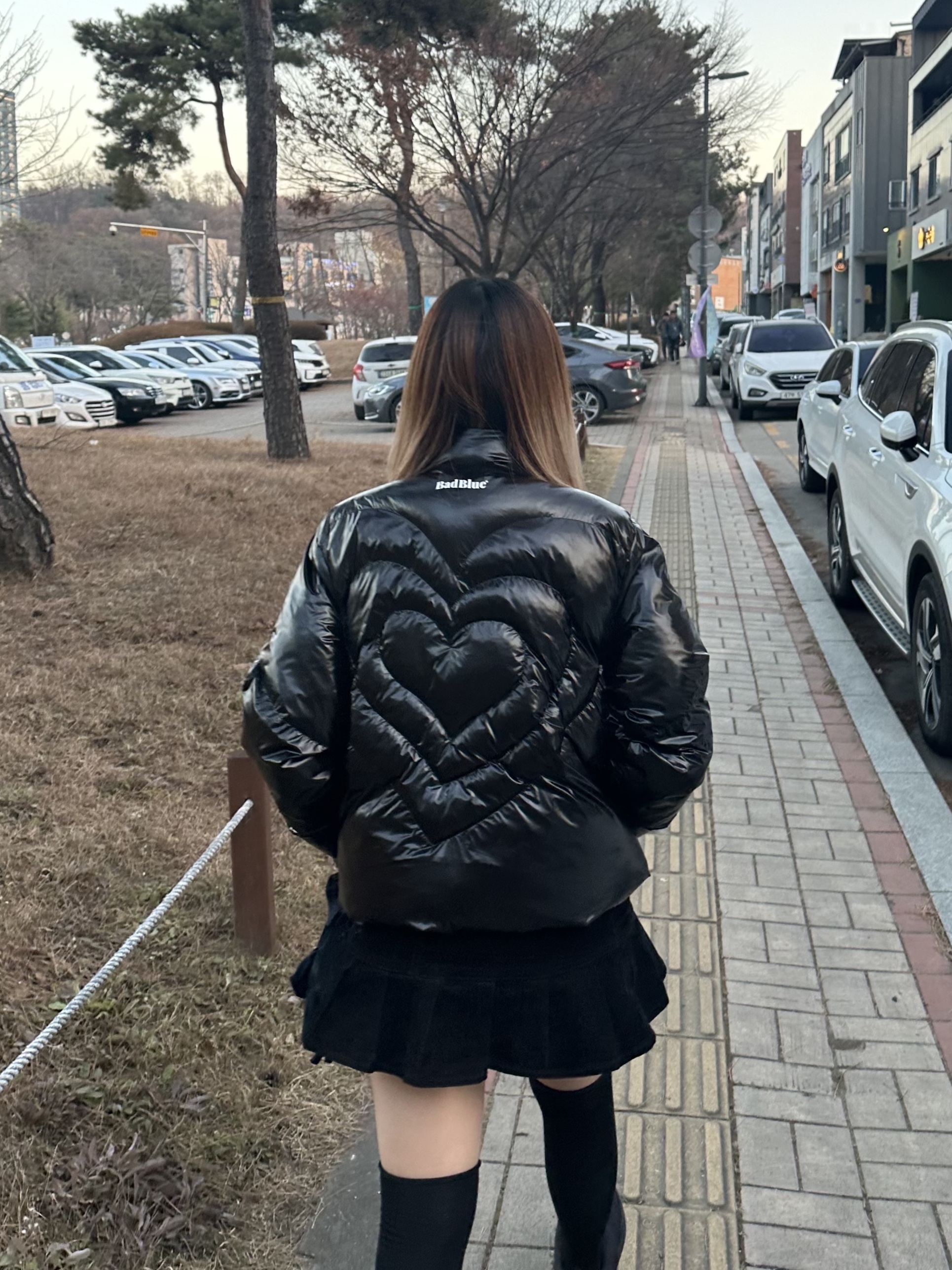 BadBlue Heart Puffer Jacket City Black 착용 스타일 - 2