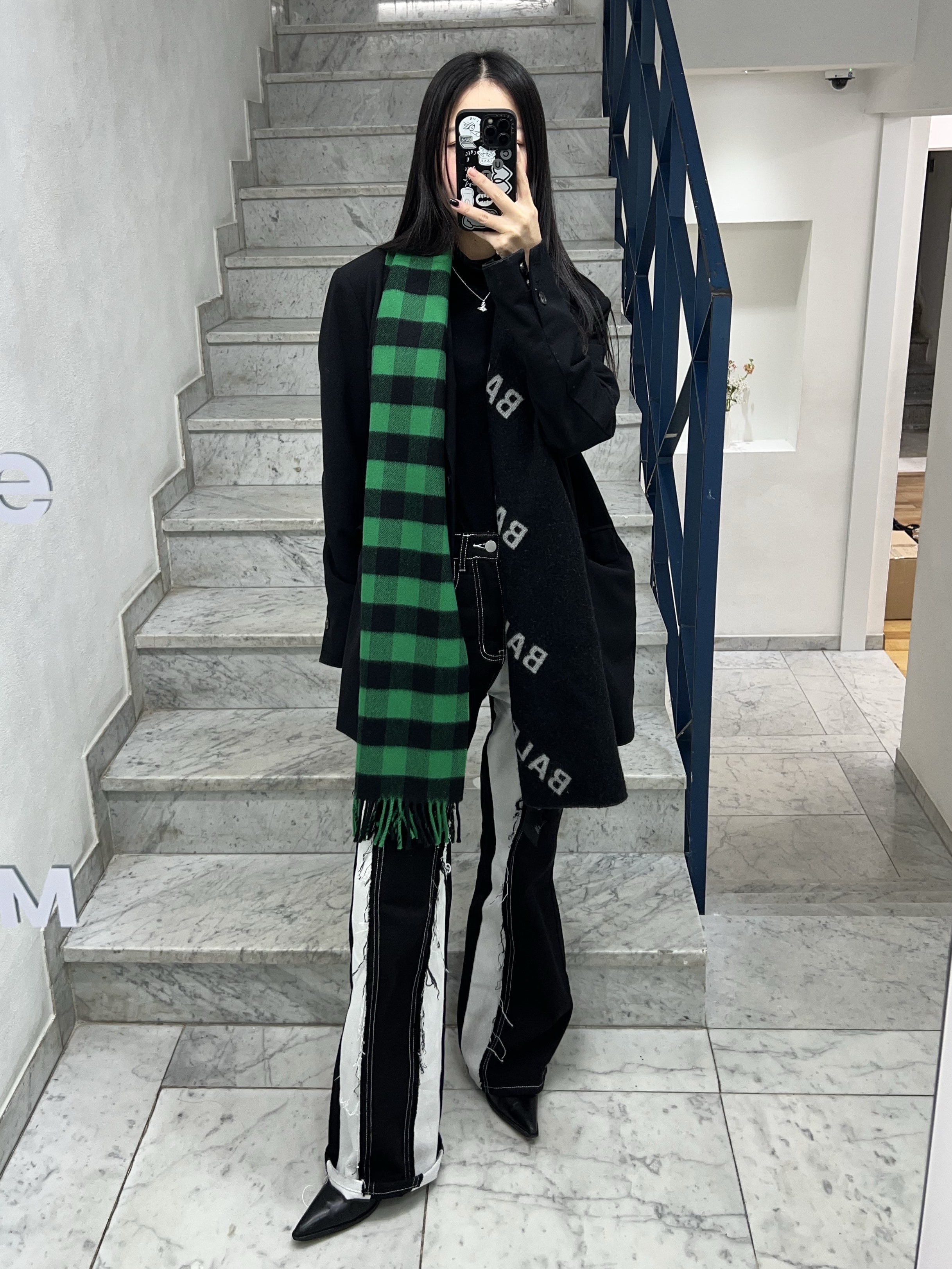 Balenciaga Wool Check Reversible Logo Print Scarf Green 착용 스타일